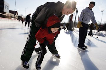 Richard Tsong-Taatarii/rtsong-taatarii@startribune.com Roseville, MN;11/25/07;left to right: At the Roseville Oval Skating Rink, Lukas Hintzman,5, was