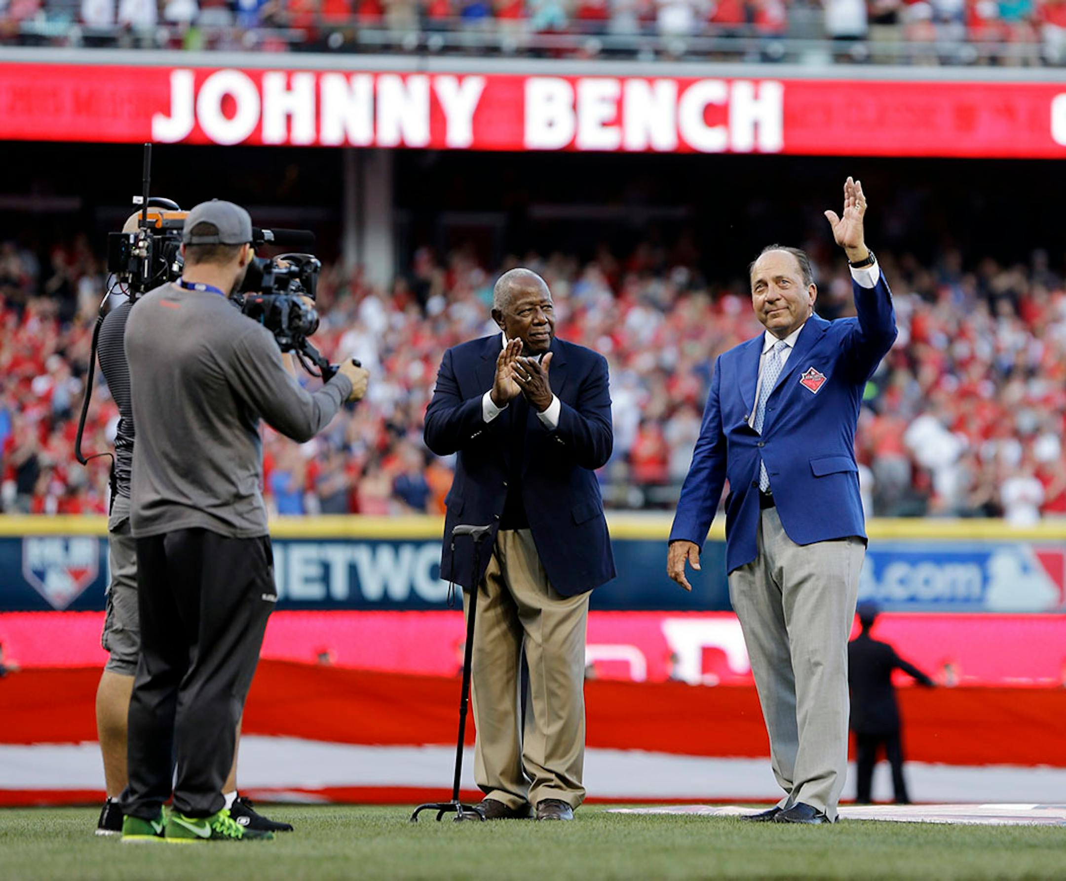 Hank Aaron and Johnny Bench before the MLB All-Star baseball game, Tuesday, July 14, 2015, in Cincinnati.