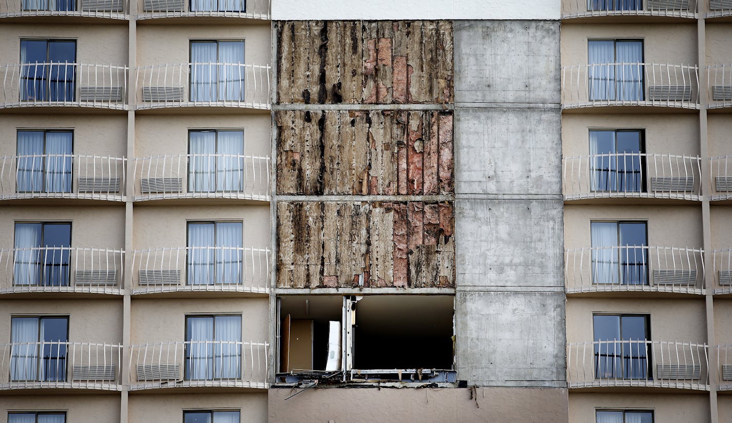 La Quinta Inn & Suites in Bloomington had its fa&#xc1;ade panels on the 14th-17th floors fall early Monday morning. ] CARLOS GONZALEZ cgonzalez@startribune.com - June 8, 2015, Bloomington, MN, La Quinta Inn & Suites Bloomington