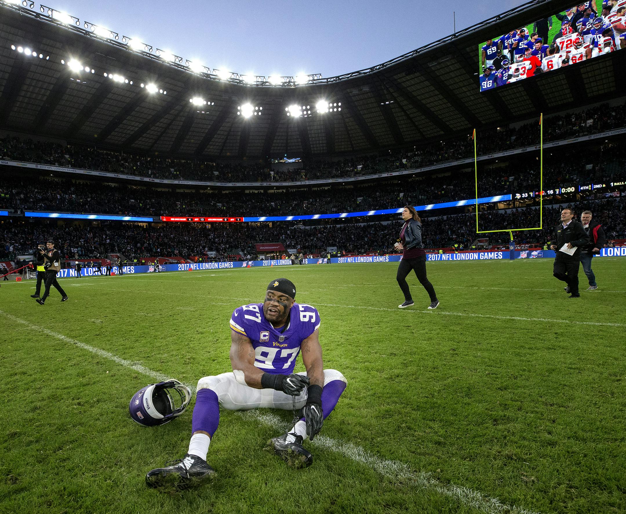 Minnesota Vikings defensive end Everson Griffen (97) removed a shoe at the end of the game at Twickenham Stadium in London. ] CARLOS GONZALEZ ï cgonzalez@startribune.com - October 29, 2017, London, England, UK, Twickenham Stadium, NFL, Minnesota Vikings vs. Cleveland Browns,