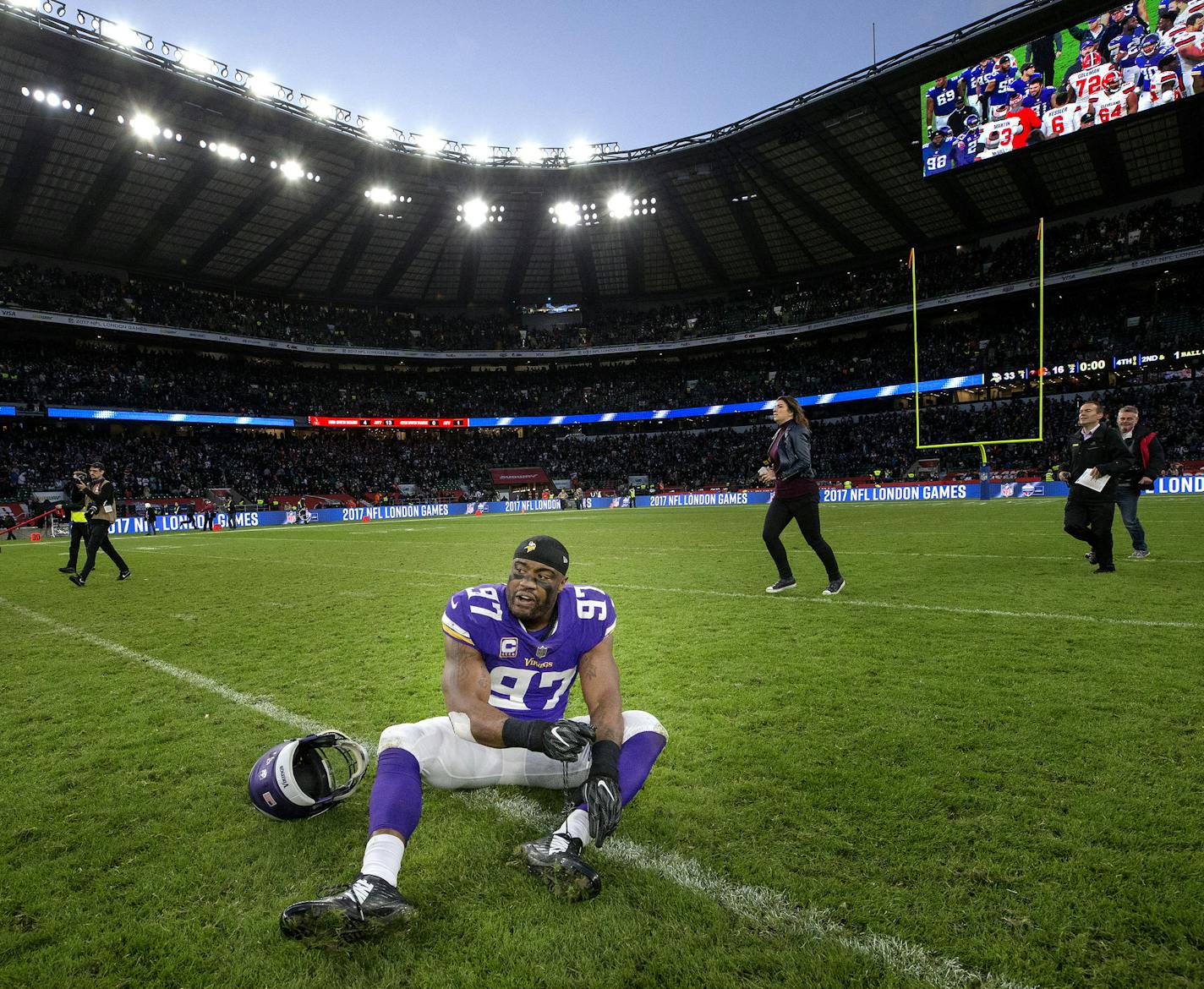 Minnesota Vikings defensive end Everson Griffen (97) removed a shoe at the end of the game at Twickenham Stadium in London. ] CARLOS GONZALEZ &#xef; cgonzalez@startribune.com - October 29, 2017, London, England, UK, Twickenham Stadium, NFL, Minnesota Vikings vs. Cleveland Browns,