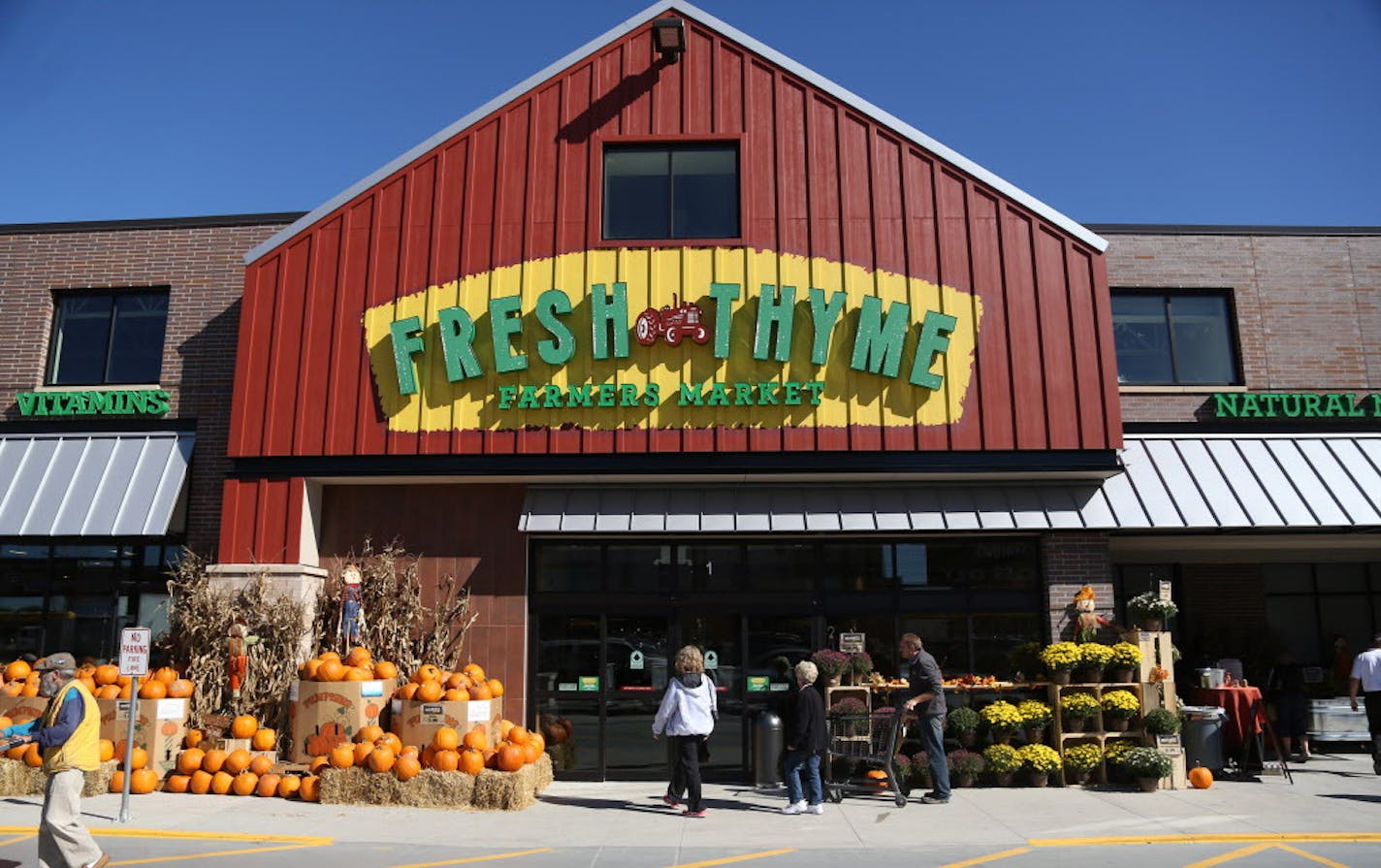 Customers walked into Fresh Thyme during its grand opening . ] (KYNDELL HARKNESS/STAR TRIBUNE) kyndell.harkness@startribune.com The Grand opening of Fresh Thyme in Bloomington Min., Wednesday September 30, 2015.