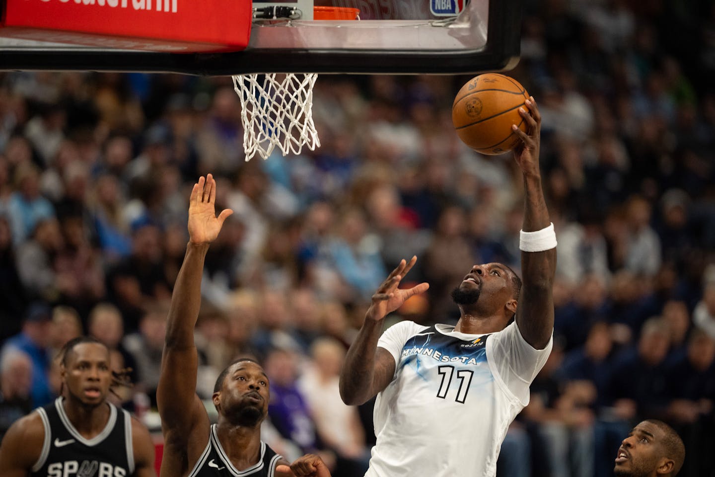 Minnesota Timberwolves handle San Antonio after game starts late