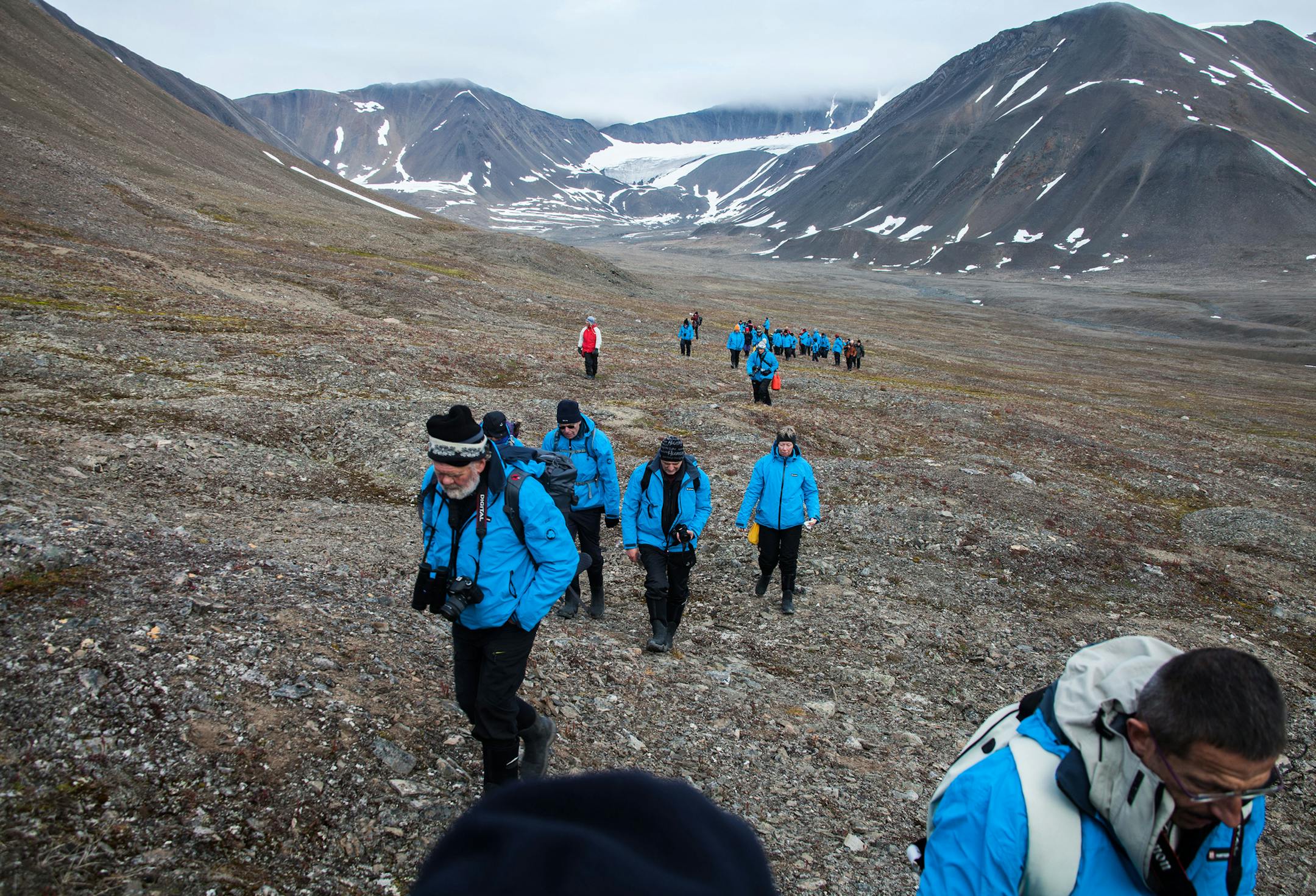 It's a long, rocky trail that ascends the ridge on Nordaustlandet Island. (Steve Haggerty/ColorWorld/TNS) ORG XMIT: 1165207