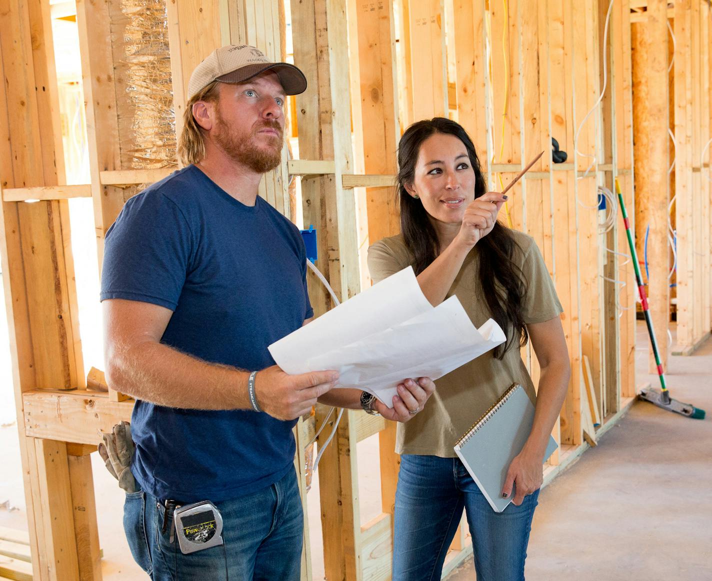 Joanna Gaines visiting husband Chip to check in on the progression of the Pahmiyer home, as seen on Fixer Upper. Joanna points out where is she wanting to put a fireplace. Photo by Jeff Jones/HGTV