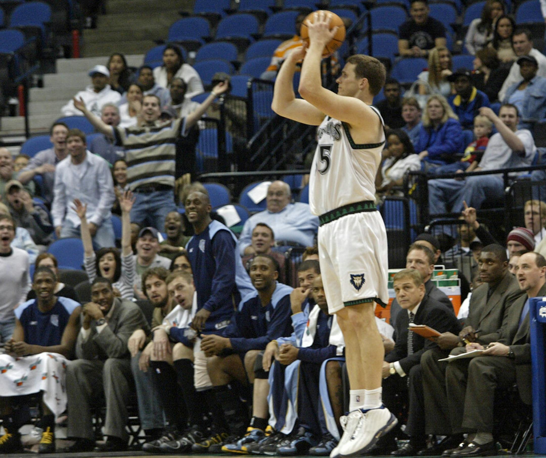 MARLIN LEVISON ï mlevison@startribune.com 04/19/06 - Assign#101406- Timberwolves vs. Memphis - last game of the season - a look at a dismal season from players or fans perspective.