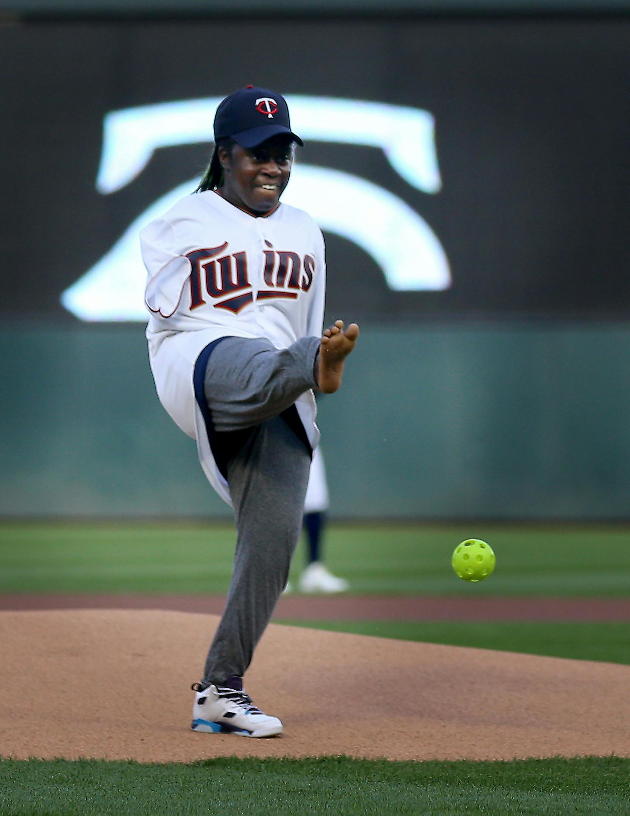 Anna Younker-Zimmerman, a St. Paul student who was born without arms, threw out the first pitch at the Minnesota Twins and Baltimore Orioles game at Target Field Friday, April 26, 2019, in Minneapolis, MN.] DAVID JOLES •david.joles@startribune.com Anna Younker-Zimmerman was born without arms, but that did not stop her from competing athletically, even when it came to bowling and playing softball. A year ago, she graduated from St. Paul's Humboldt High, but she still inspires: She threw ou