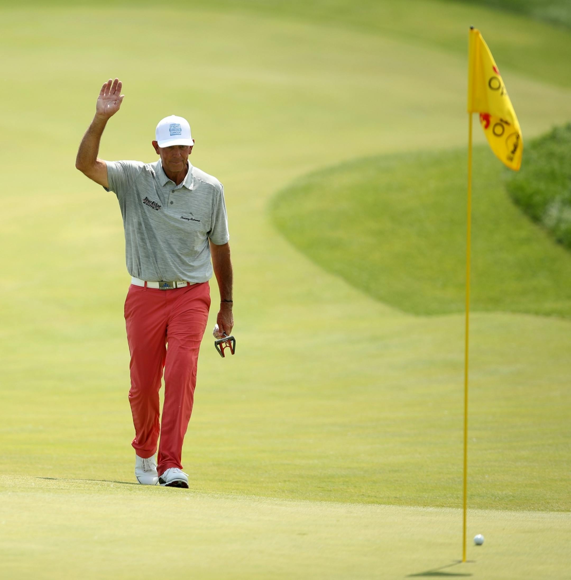 Tom Lehman waved to crowd has he approach the 18th green during the final day of the 3M Open at TPC Twin Cities.