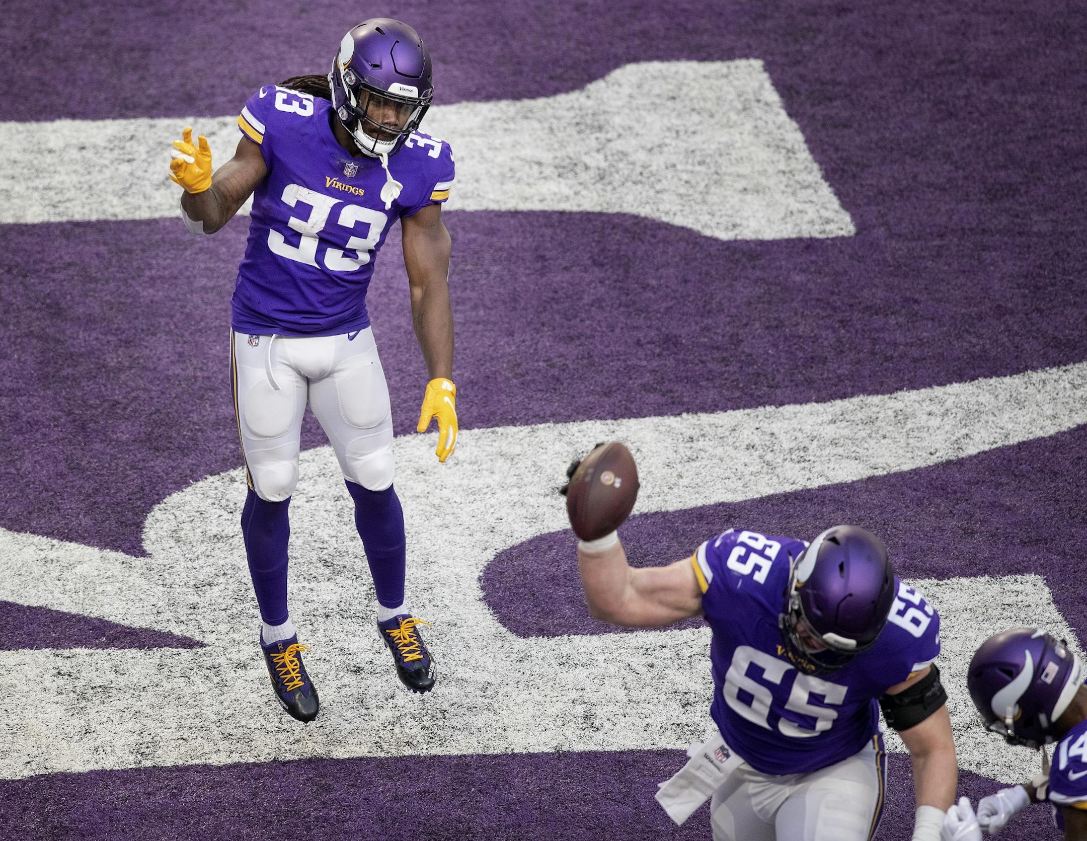 Dalvin Cook gave the ball to center Pat Elflein to spike after scoring a touchdown in the first quarter.