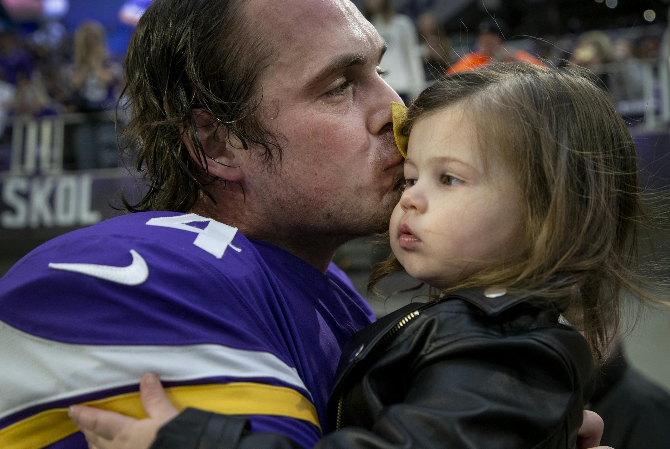 Minnesota Vikings quarterback Sean Mannion (4) kissed his daughter Sawyer after pregame warm ups.
