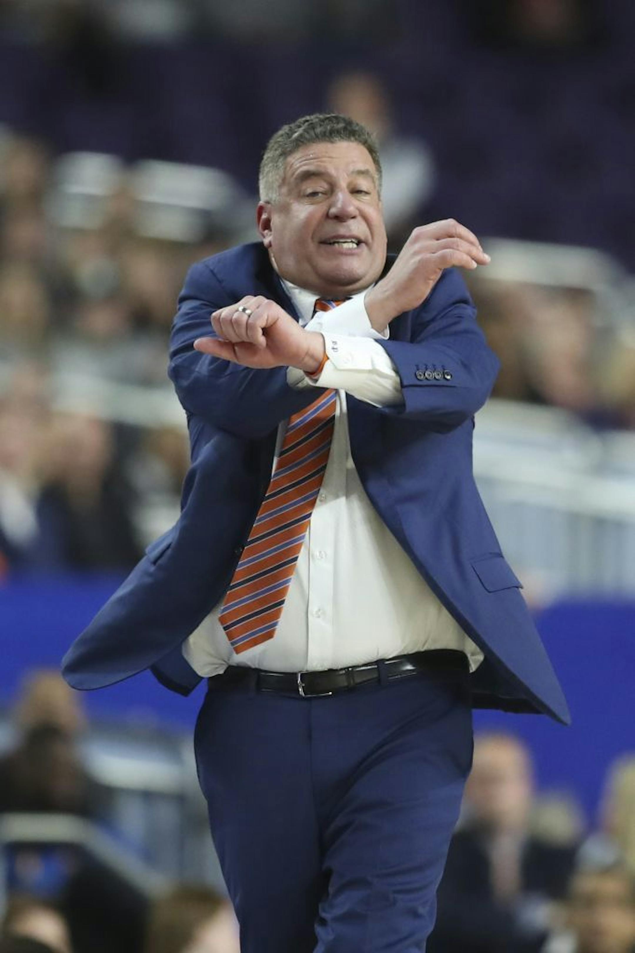 Auburn head coach Bruce Pearl signaled his players during the first half.
