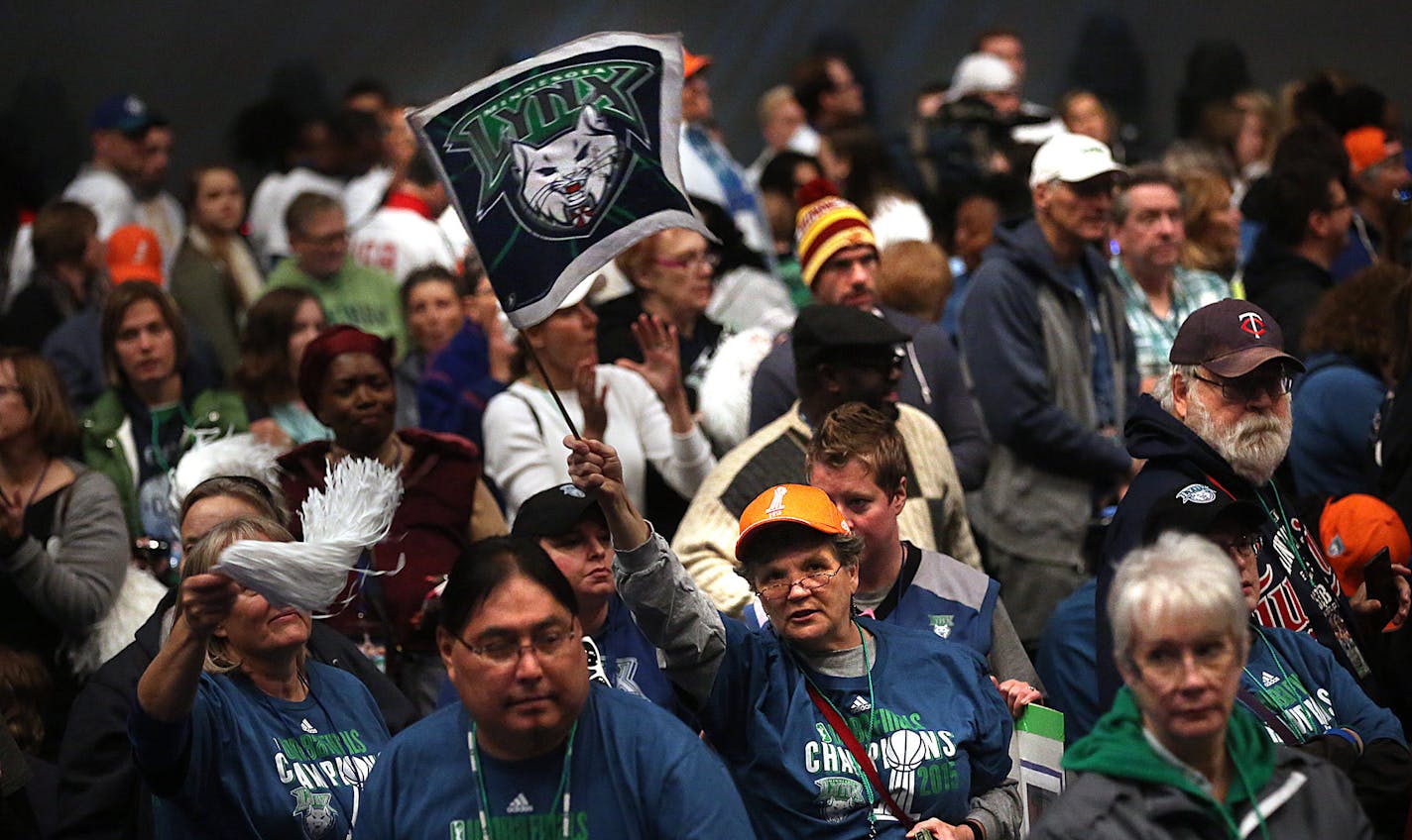 Lynx fans cheered for the team.] JIM GEHRZ &#xef; james.gehrz@startribune.com / Minneapolis, MN / October 16, 2015 / 13:30 AM &#xf1; BACKGROUND INFORMATION: Fans and members of the Minnesota Lynx 2015 WNBA Championship team rally to celebrate the team&#xed;s victory at the Target Center, following a parade in downtown Minneapolis.