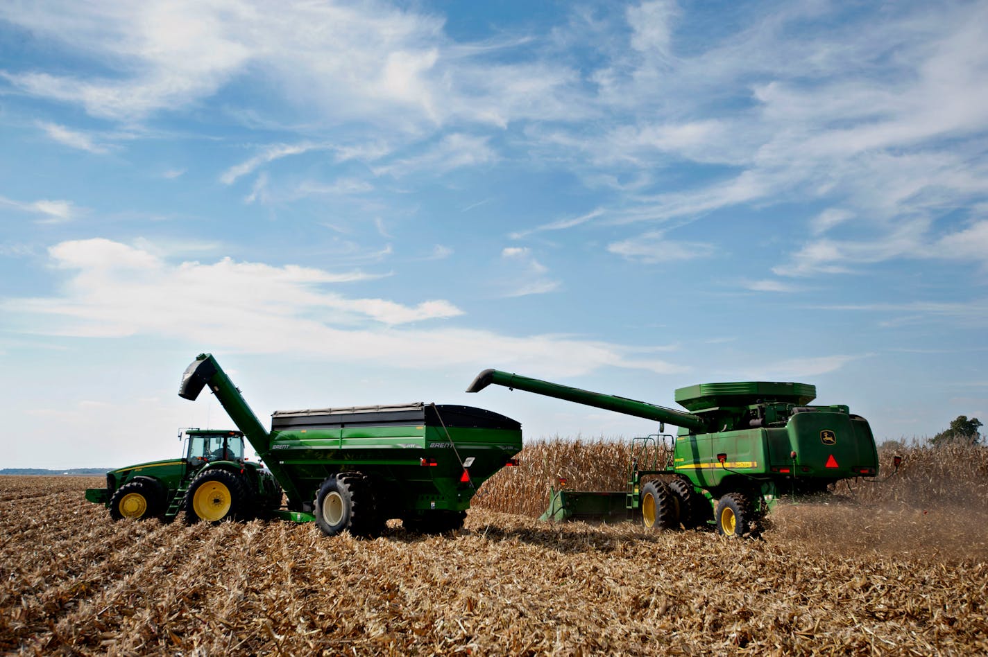 Corn is harvested with a John Deere 9670 STS combine harvester outside Malden, Illinois, U.S., on Thursday, Oct. 10, 2013. Corn futures fell to a three-year low and soybeans dropped the most this month on signs of increasing supplies in the U.S., the world�s biggest producer. Photographer: Daniel Acker/Bloomberg