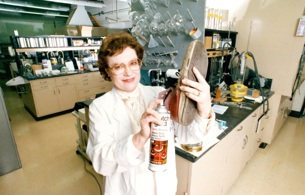 Patsy Sherman demonstrates Scotchgard on a tennis shoe in 1991.