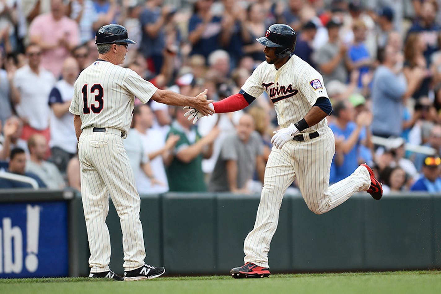 Minnesota Twins center fielder Aaron Hicks (32)