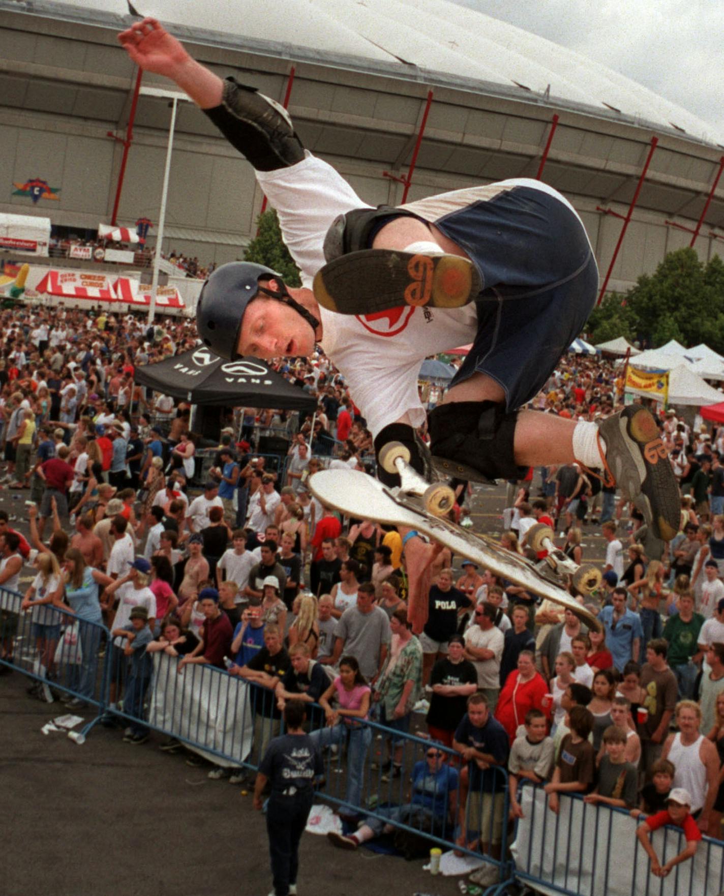 GENERAL INFORMATION: The Vans Warped Tour IN THIS PHOTO: Mike Condon of Champlin gets some air on the halfpipe at the Vans Warped Tour at the Metrodome. Minneapolis, MN. 7/11/00. ORG XMIT: MIN2013071513512234