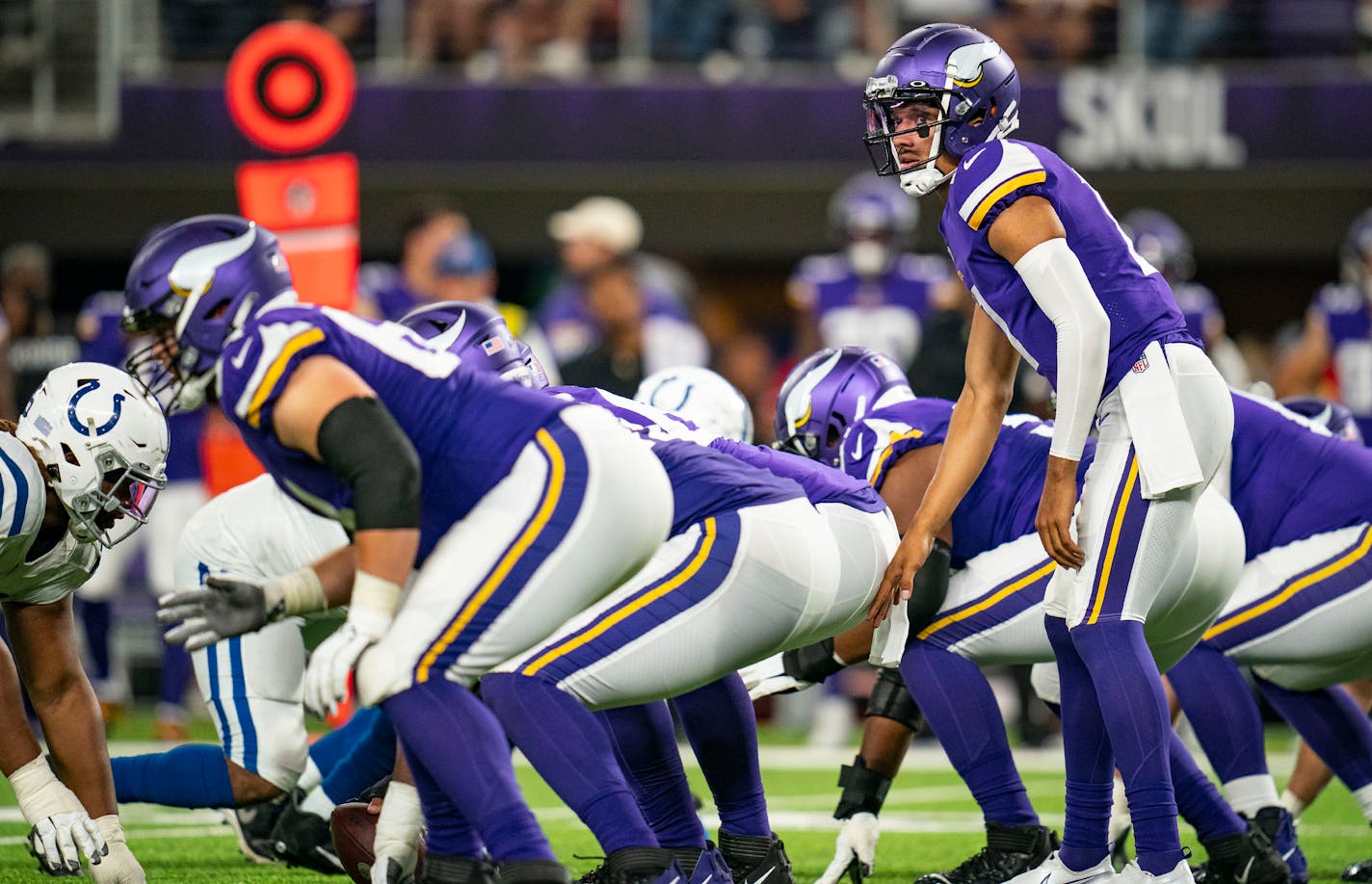 Minnesota Vikings quarterback Kellen Mond (11) prepared to take a snap under center in the fourth quarter. ]