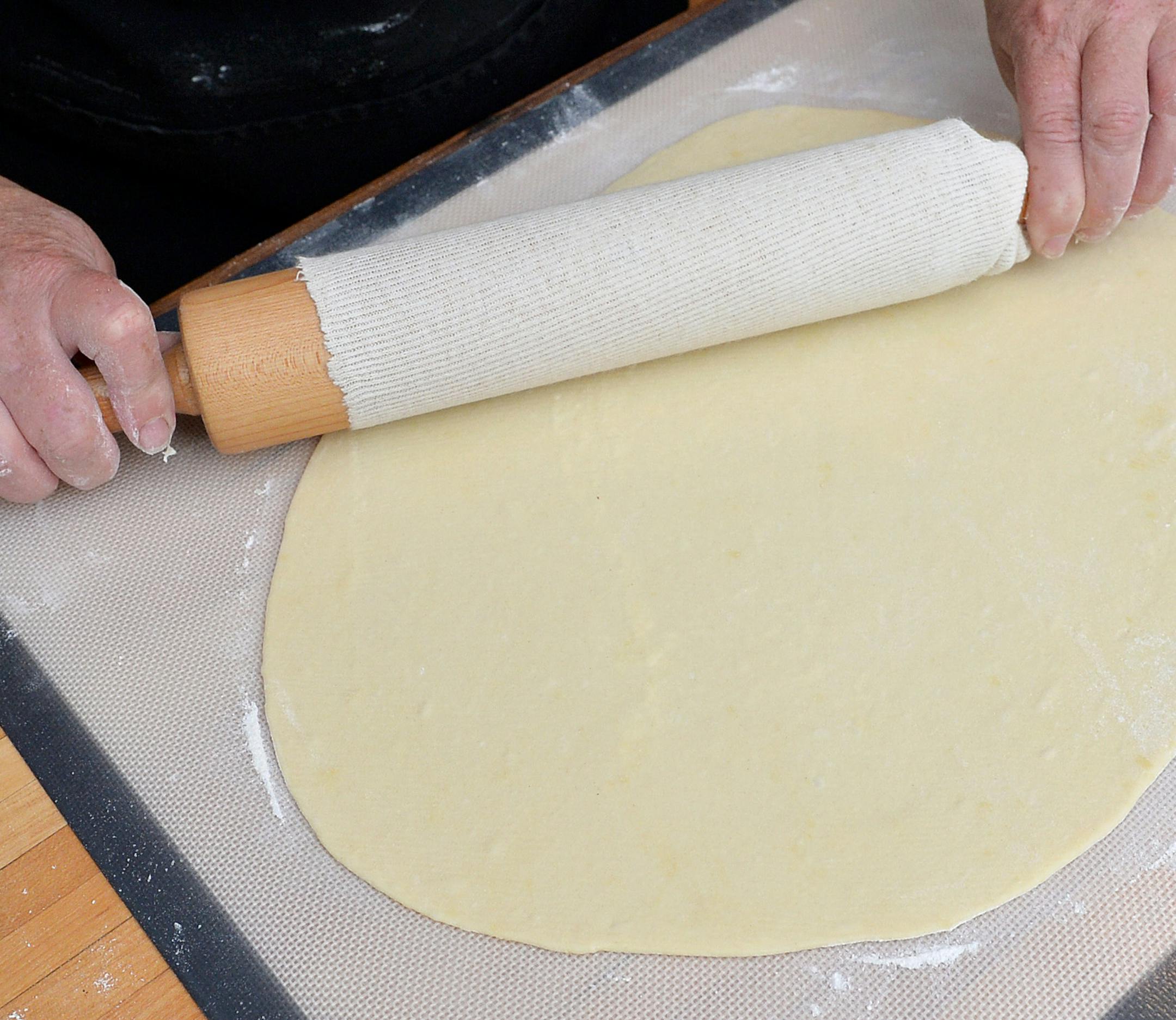 Roll the dough flat with a rolling pin. ] (SPECIAL TO THE STAR TRIBUNE/BRE McGEE)