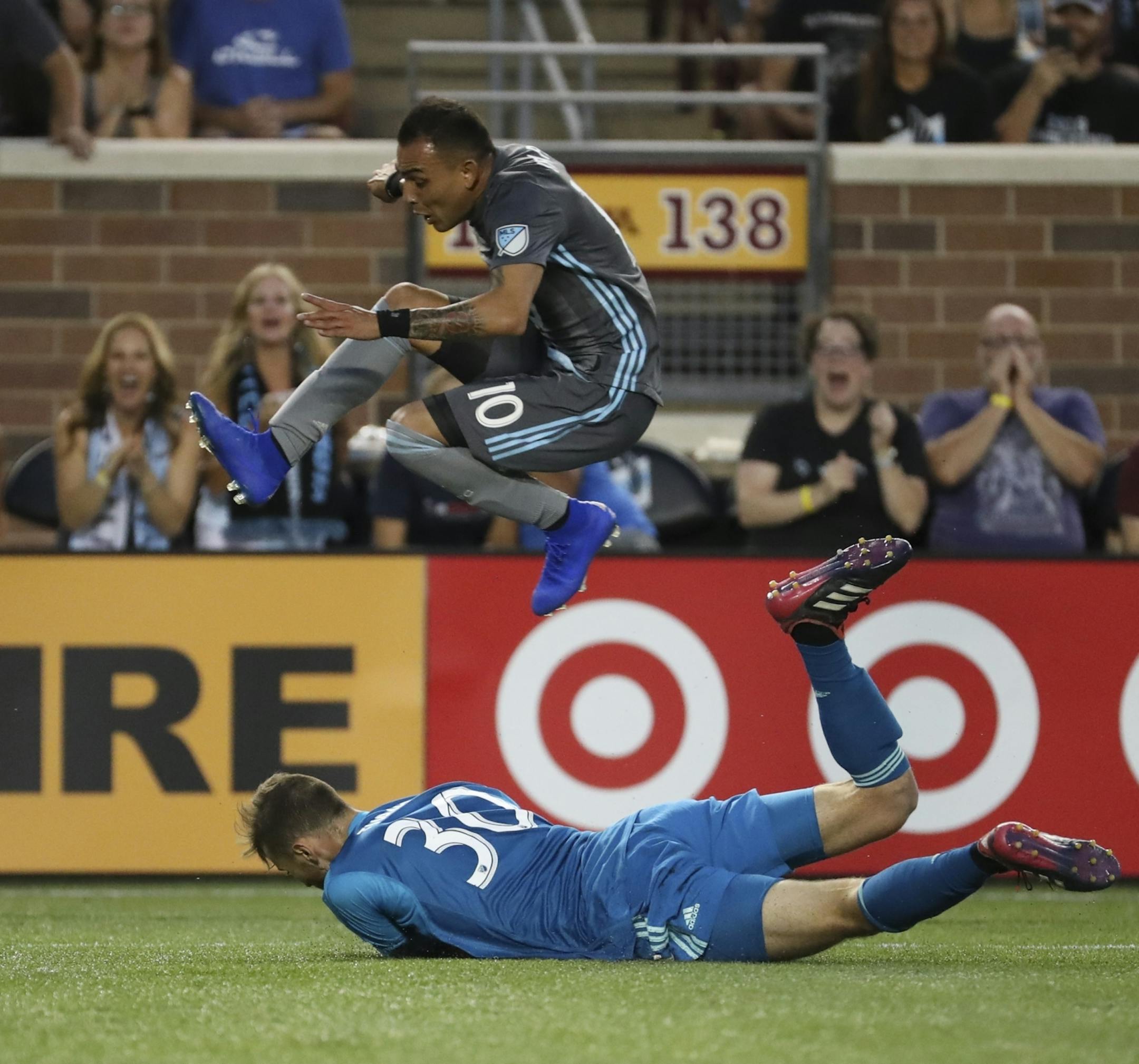 Minnesota United midfielder Miguel Ibarra (10)
