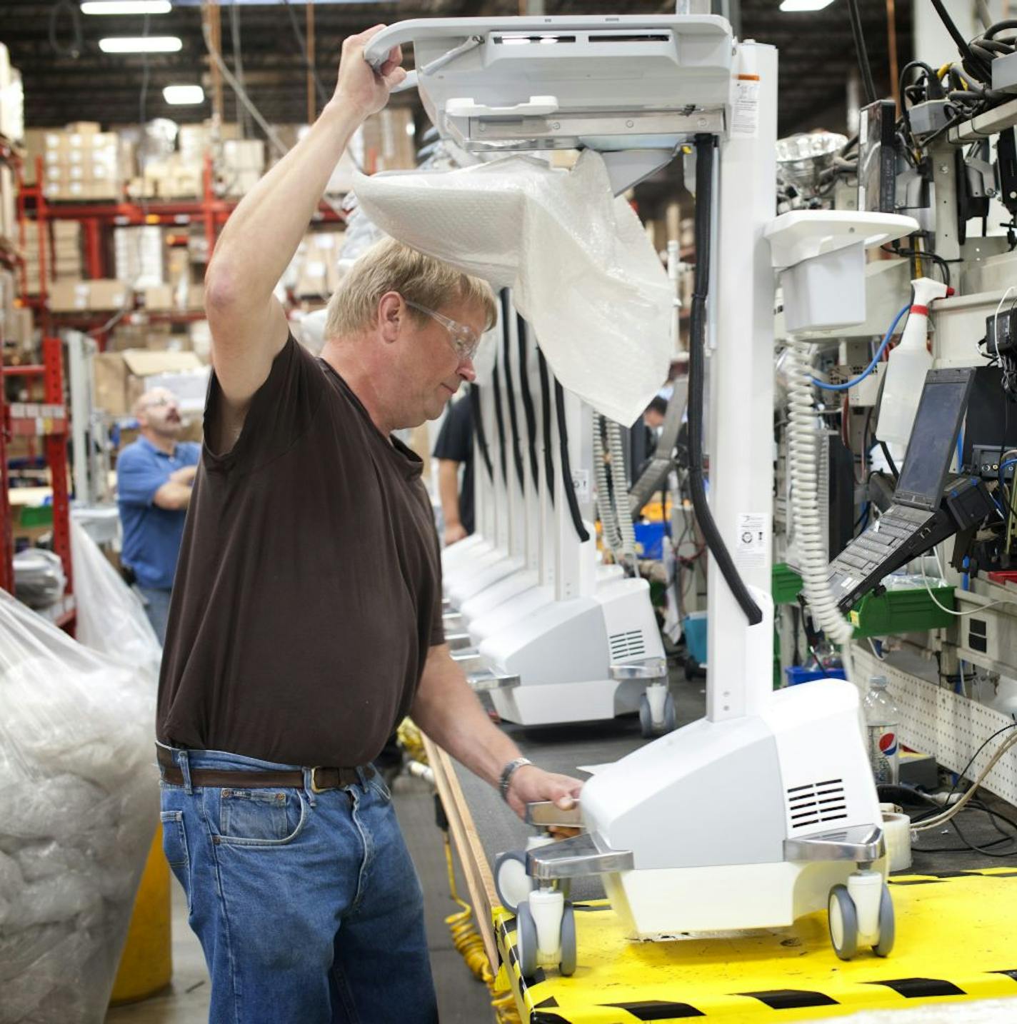 John Tolkinen did a final inspection on an Ergotron StyleView EMR Cart and prepared it for shipping. The EMR cart, short for electronic medical records is used by nurses, doctors in a variety of medical settings.