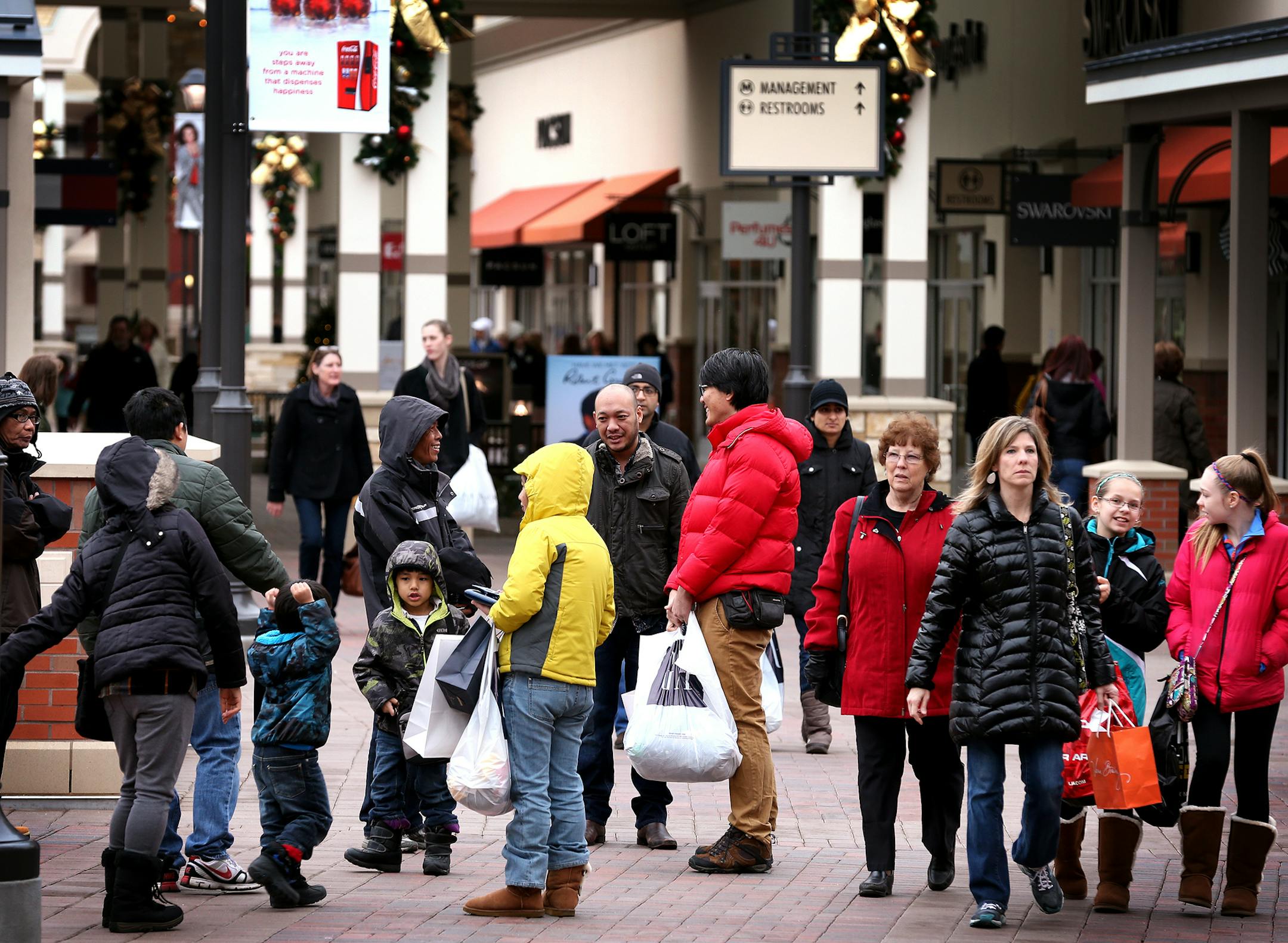 Shoppers stroll the outdoor walkways at Twin Cities Premium Outlets in Eagan on Friday, December 26, 2014. ] LEILA NAVIDI leila.navidi@startribune.com / BACKGROUND INFORMATION: The day after Christmas this year is predicted by ShopperTrak to be the second busiest shopping day of the year, with many people returning unwanted gifts and hunting for bargains.