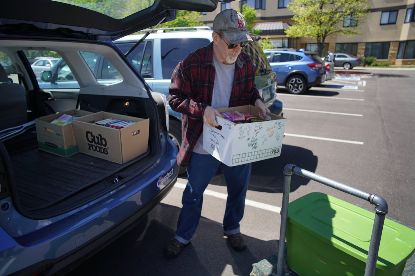 Dave Alexander has been helping his wife Robin White send 150k books home with seniors since 2009.] At Knollwood Place Apartments, Robin White gathers book donations and recycles them at free book fairs at senior residences for her nonprofit Green Books.RICHARD TSONG-TAATARII &#xa5; richard.tsong-taatarii@startribune.com