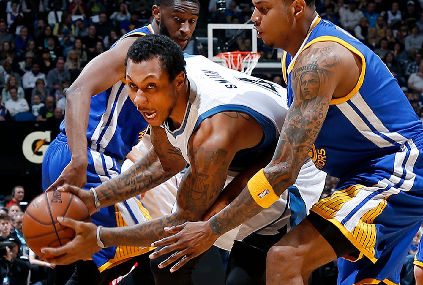 Greg Smith (4) attempted to make his way between two Warriors defenders earlier this week. Smith has signed with the Timberwolves for the remainder of the season.