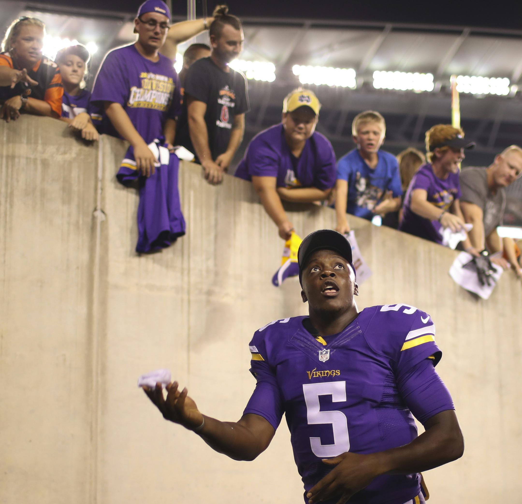 Minnesota Vikings quarterback Teddy Bridgewater tossed a glove to a fan as he left the field after the win Friday night in Cincinnati. ] JEFF WHEELER ï jeff.wheeler@startribune.com The Minnesota Vikings eked out a 17-16 win over the Cincinnati Bengals in their first game of the NFL preseason Friday night, August 12, 2016 at Paul Brown Stadium in Cincinnati, OH.