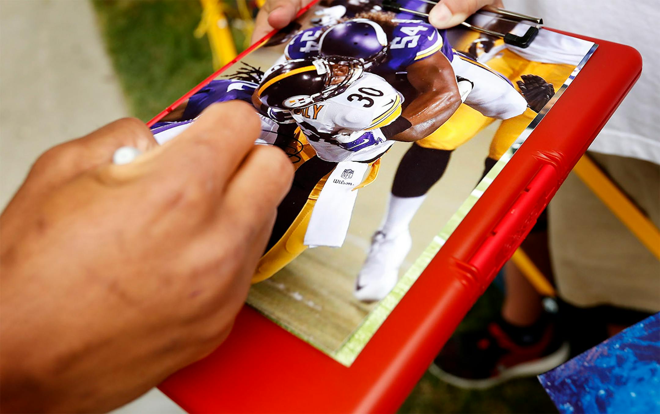 Eric Kendricks signed an autograph for a fan.