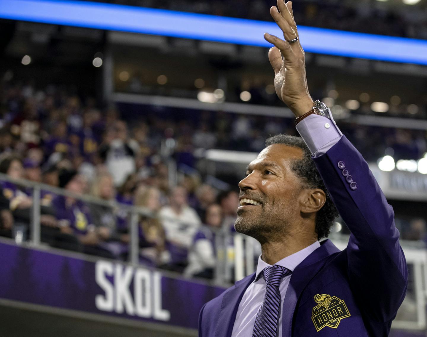 Steve Jordan waved to fans after being entered into the Minnesota Vikings Ring of Honor. ] CARLOS GONZALEZ &#x2022; cgonzalez@startribune.com &#x2013; Minneapolis, MN &#x2013; October 24, 2019, U.S. Bank Stadium, NFL, Minnesota Vikings vs. Washington Redskins