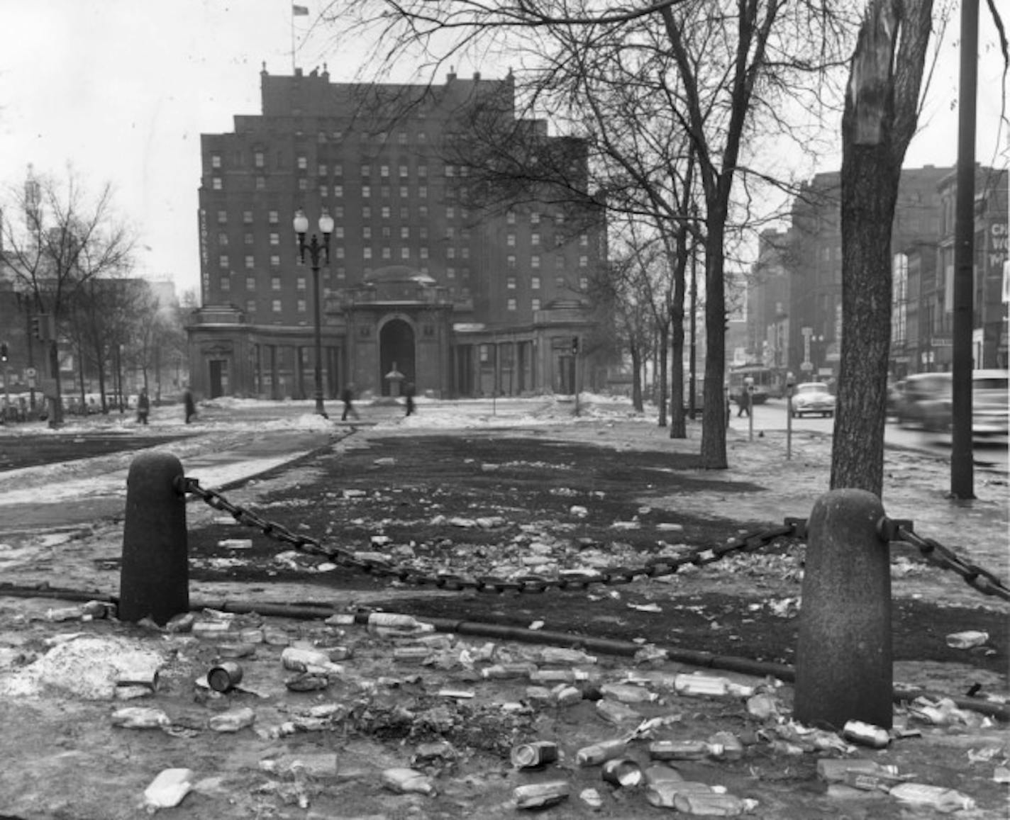 Gateway Park in 1953, filled with trash (Star Tribune file photo)