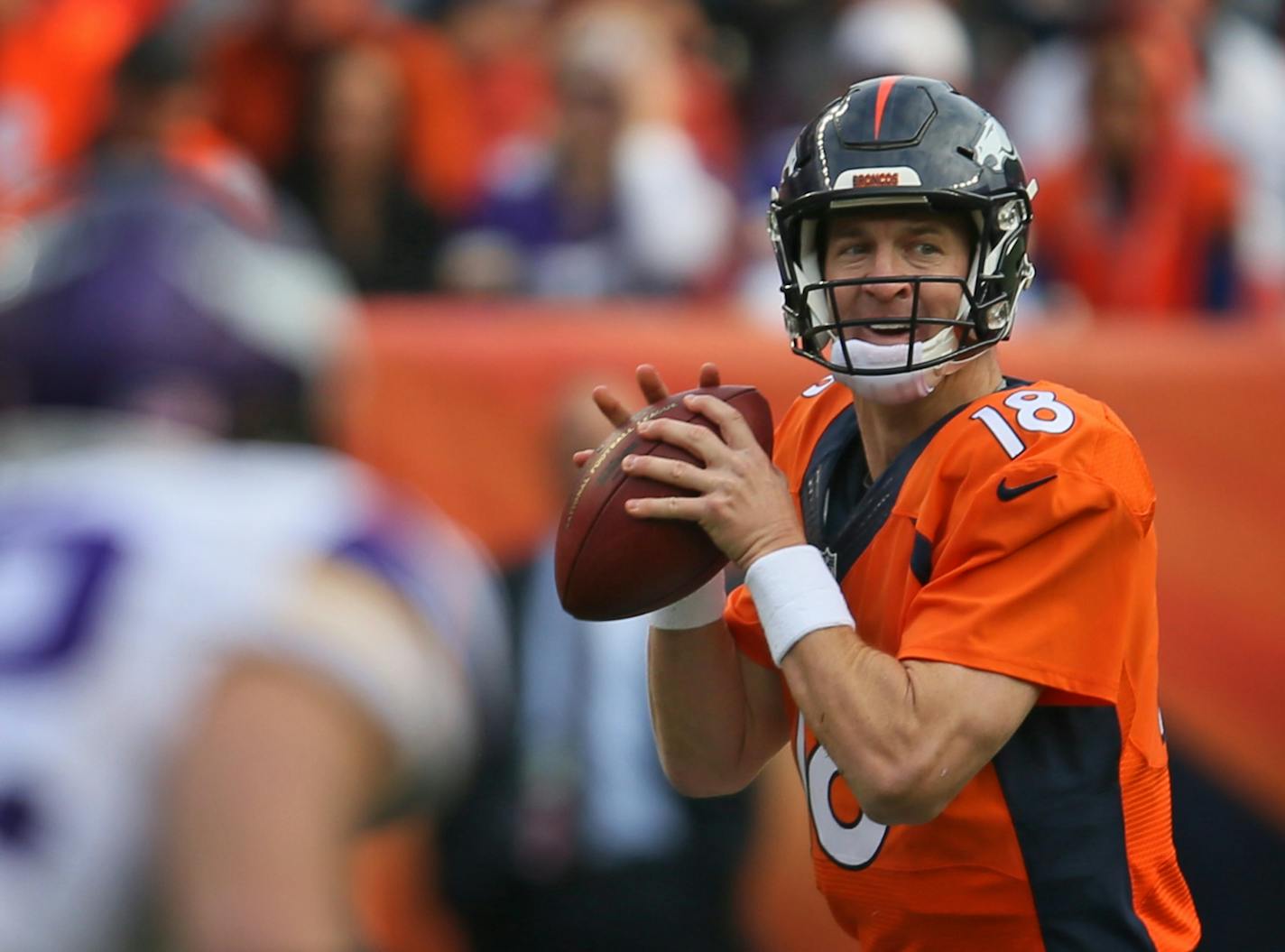 Bronco's quarterback Payton Manning looks for a connection in the 4th quarter.