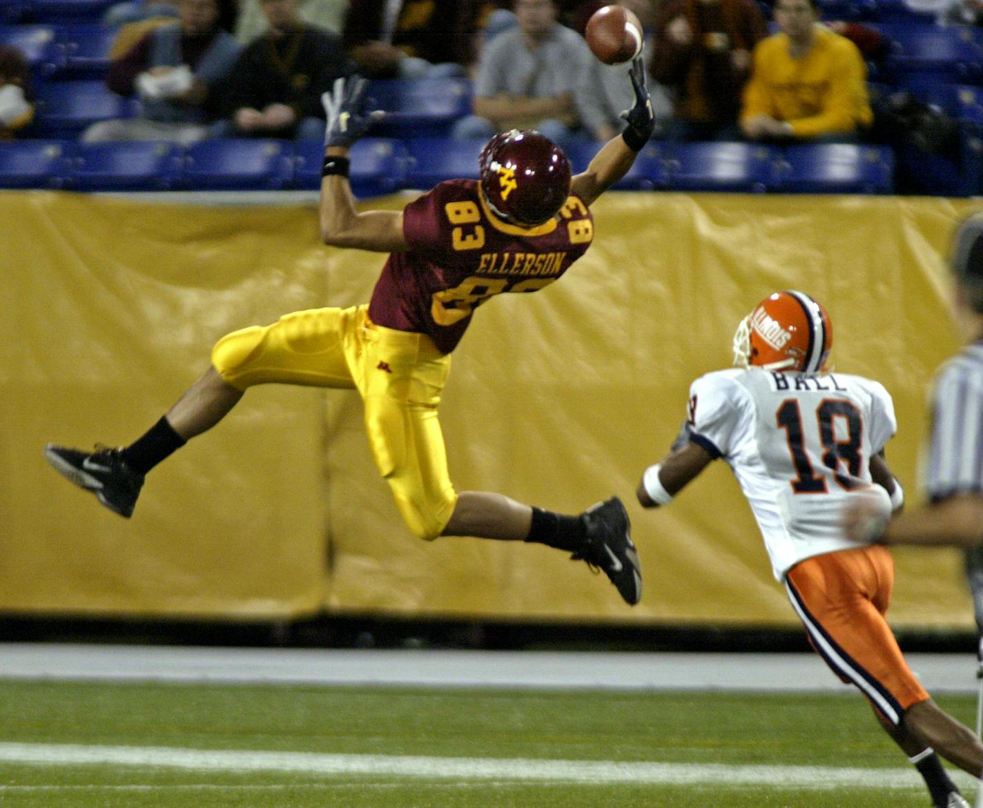 Marlin Levison - Strib 10/23/04 - Assign #89984 - UM Gophers vs. Illinois football. Gophers win 45-0 . First shutout defensively since 1990.