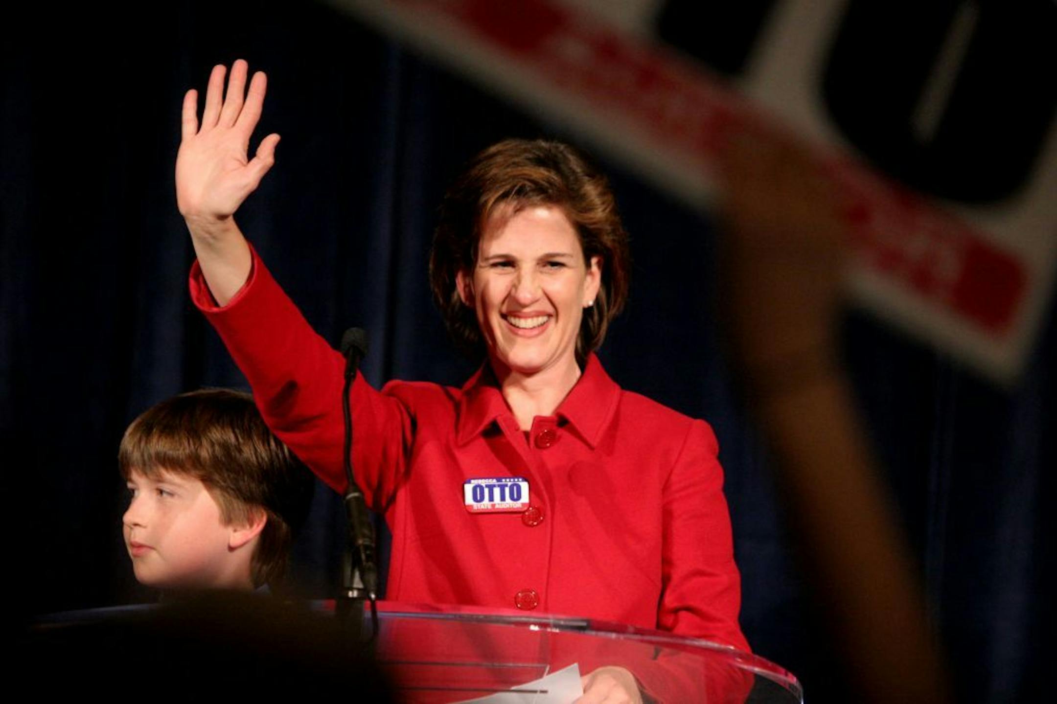 RENEE JONES SCHNEIDER � reneejones@startribune.com St. Paul, Minn, - November 7, 2006 - Rebecca Otto gave a victory speech Tuesday after winning the state auditor race.