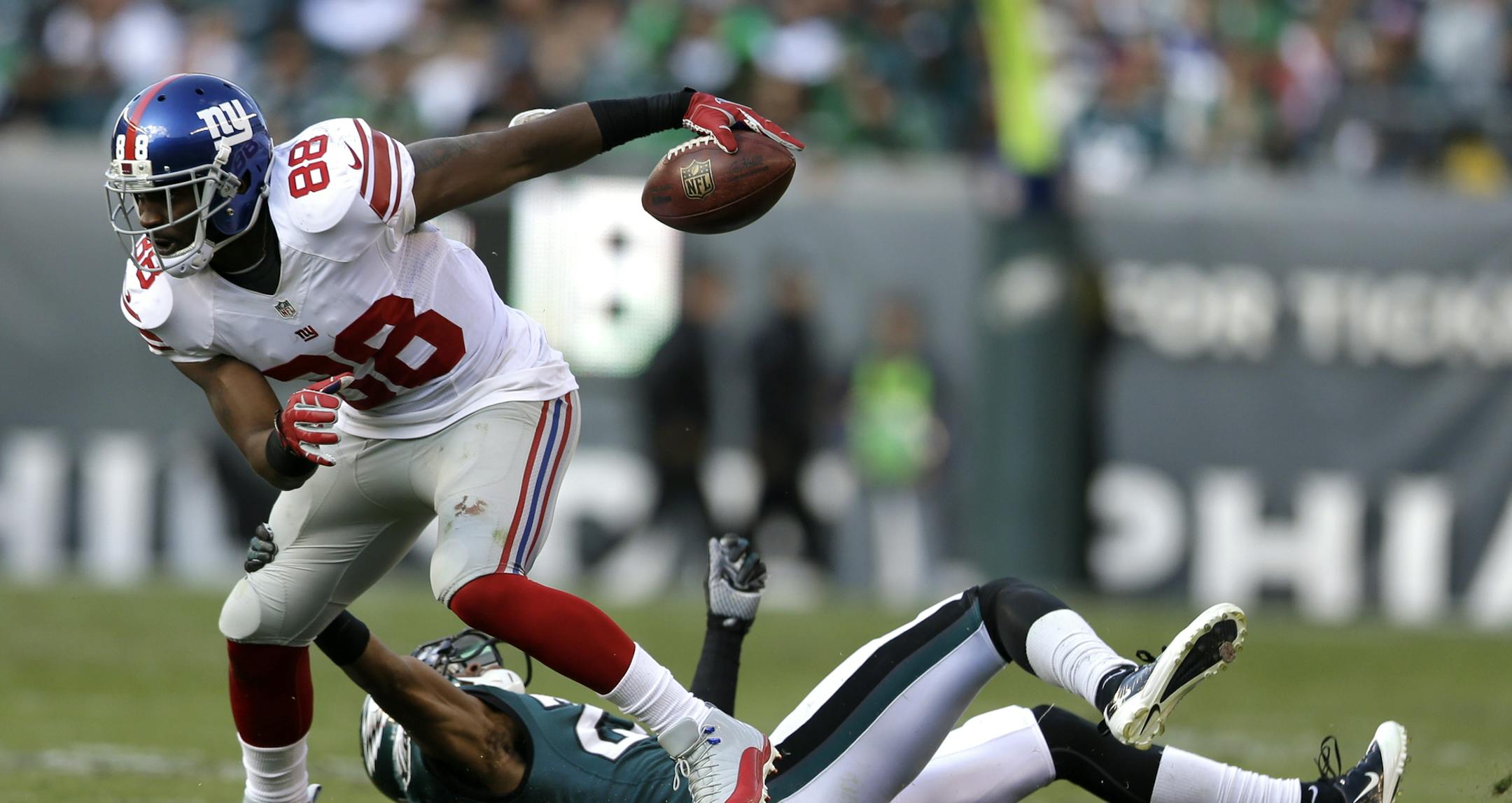 New York Giants wide receiver Hakeem Nicks (88) breaks a tackle by Philadelphia Eagles' Cary Williams (26) during the second half of an NFL football game Sunday, Oct. 27, 2013 in Philadelphia. (AP Photo/Matt Rourke) ORG XMIT: PAFF1