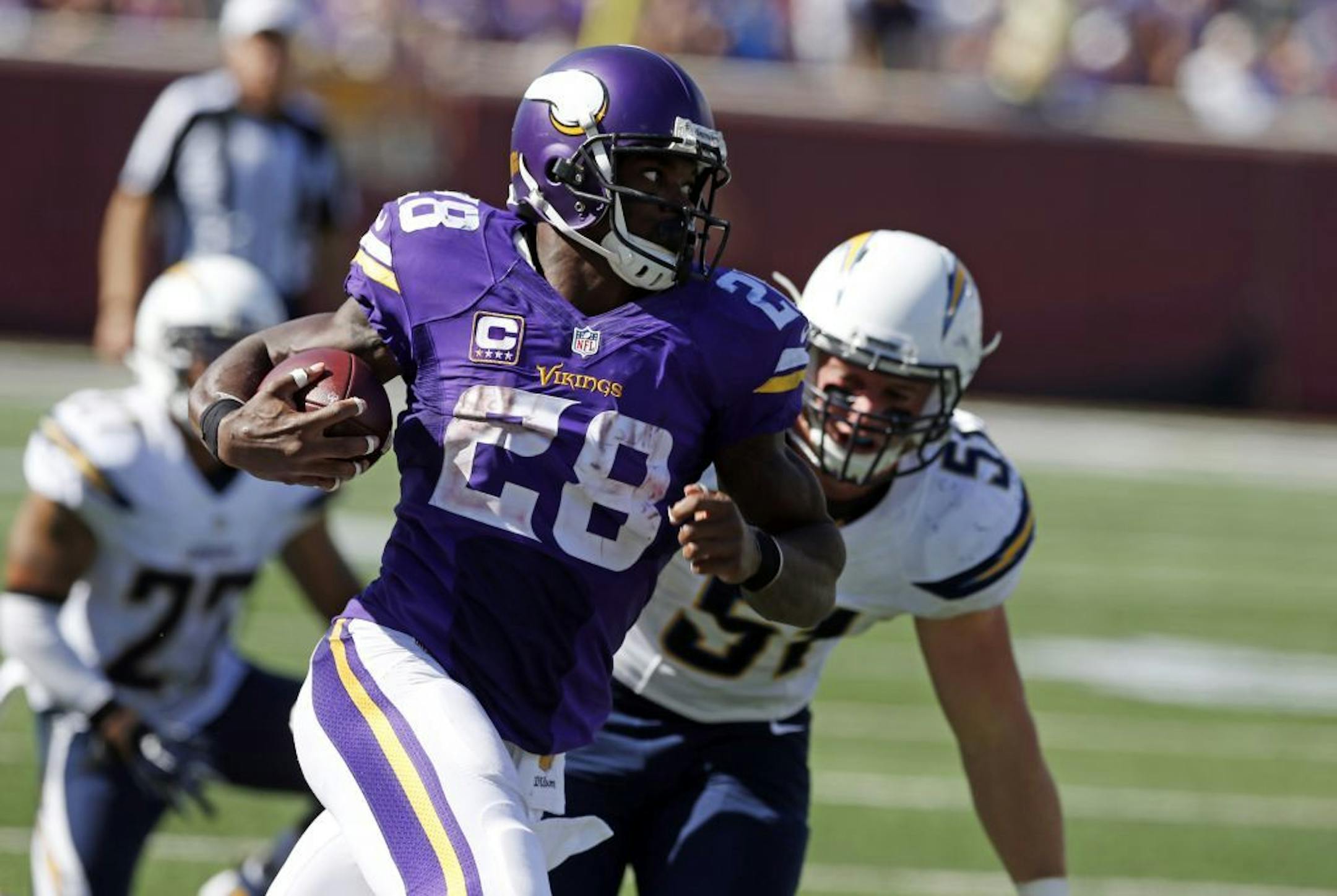 Minnesota Vikings running back Adrian Peterson (28)