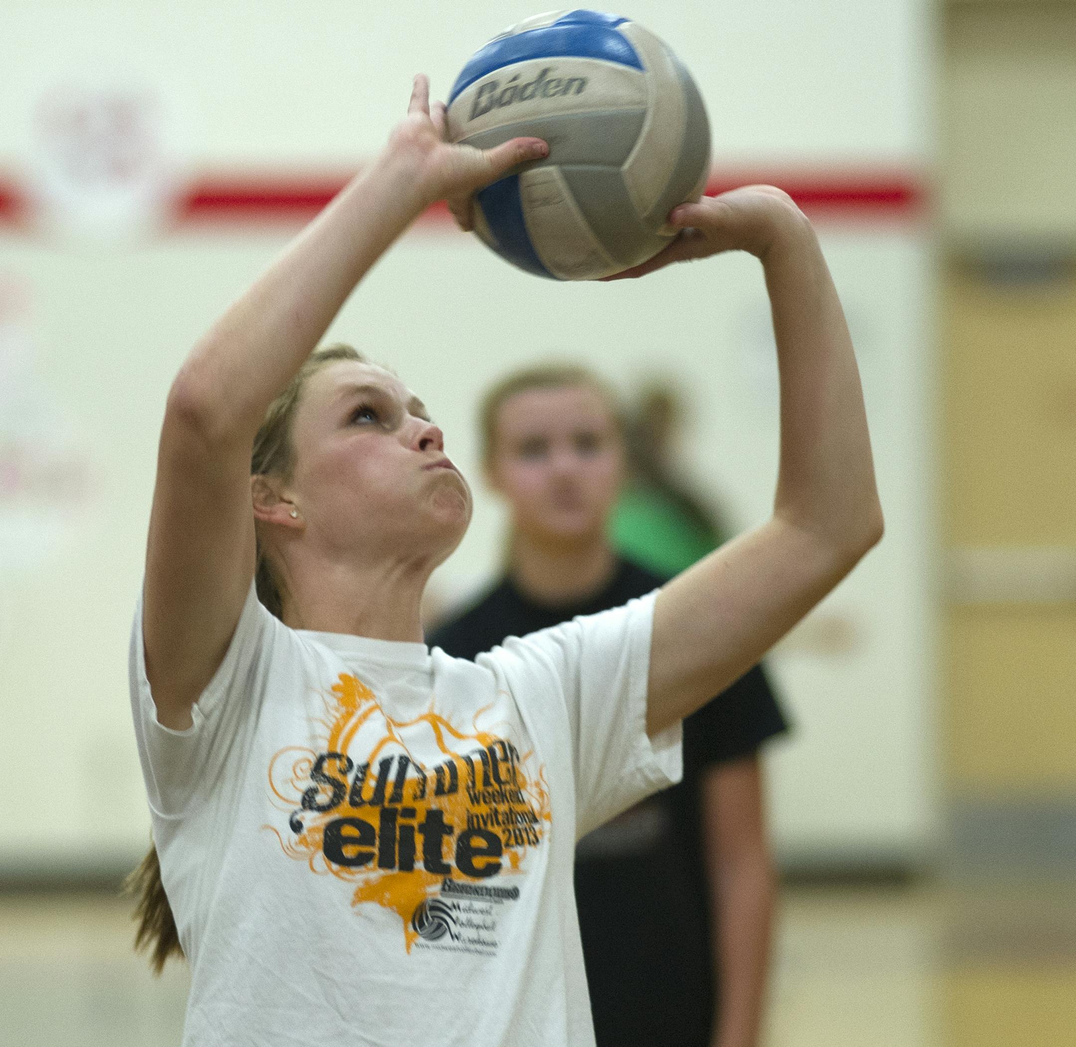 Belle Plaine's Elizabeth Johnson makes a set during practice, Friday, September 5th, 2014. ] (Matthew Hintz, 090514, Belle Plaine)