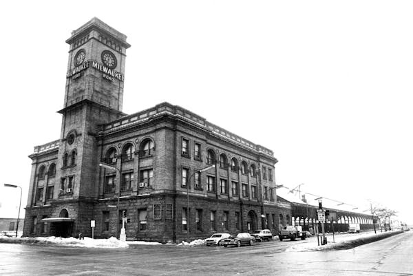 It’s said that Minneapolis’s Milwaukee Road Depot lost its ornate cupola in the 1941 storm. Where’s the proof?