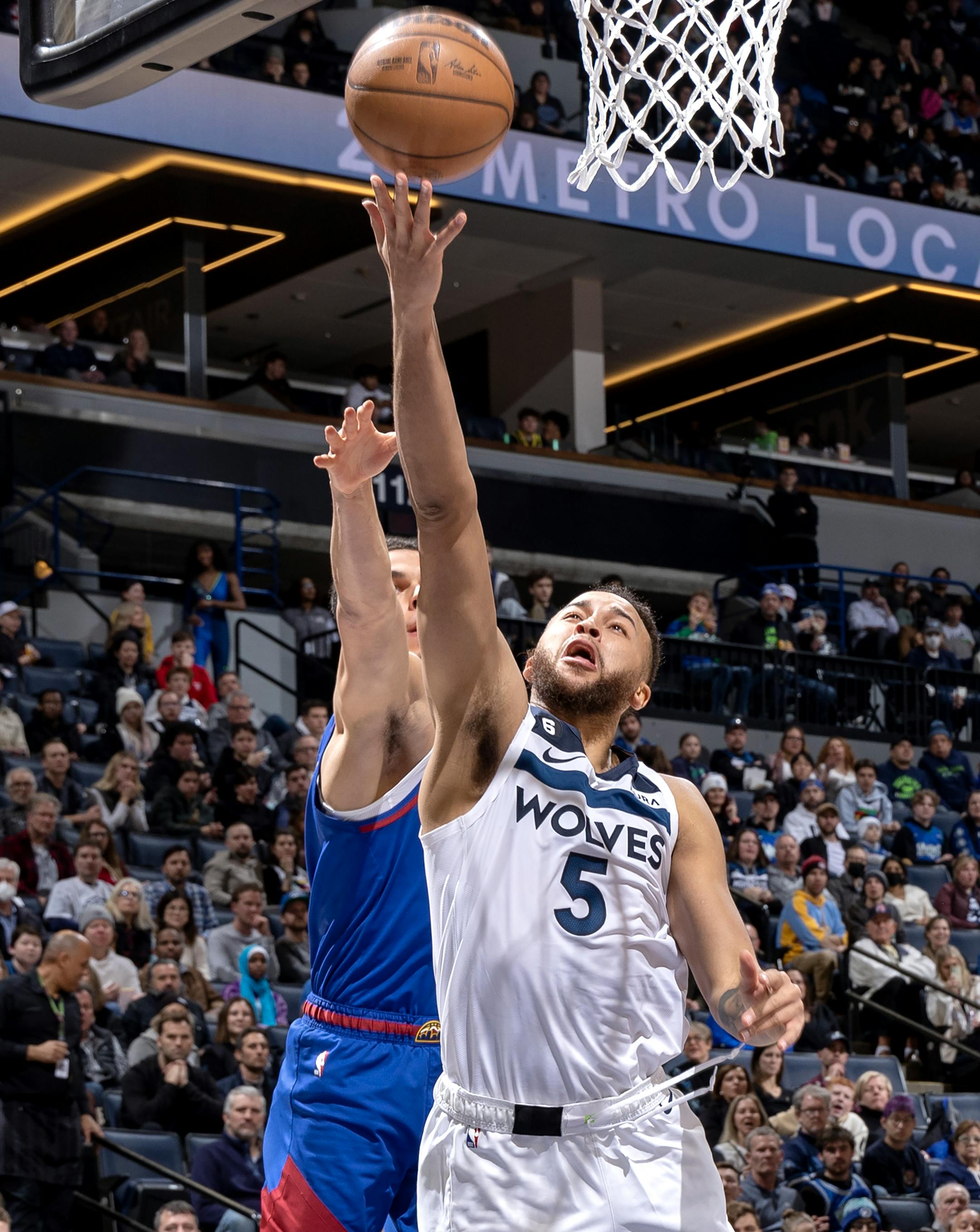 Kyle Anderson (5) of the Minnesota Timberwolves attempts a shot in the second quarter .
