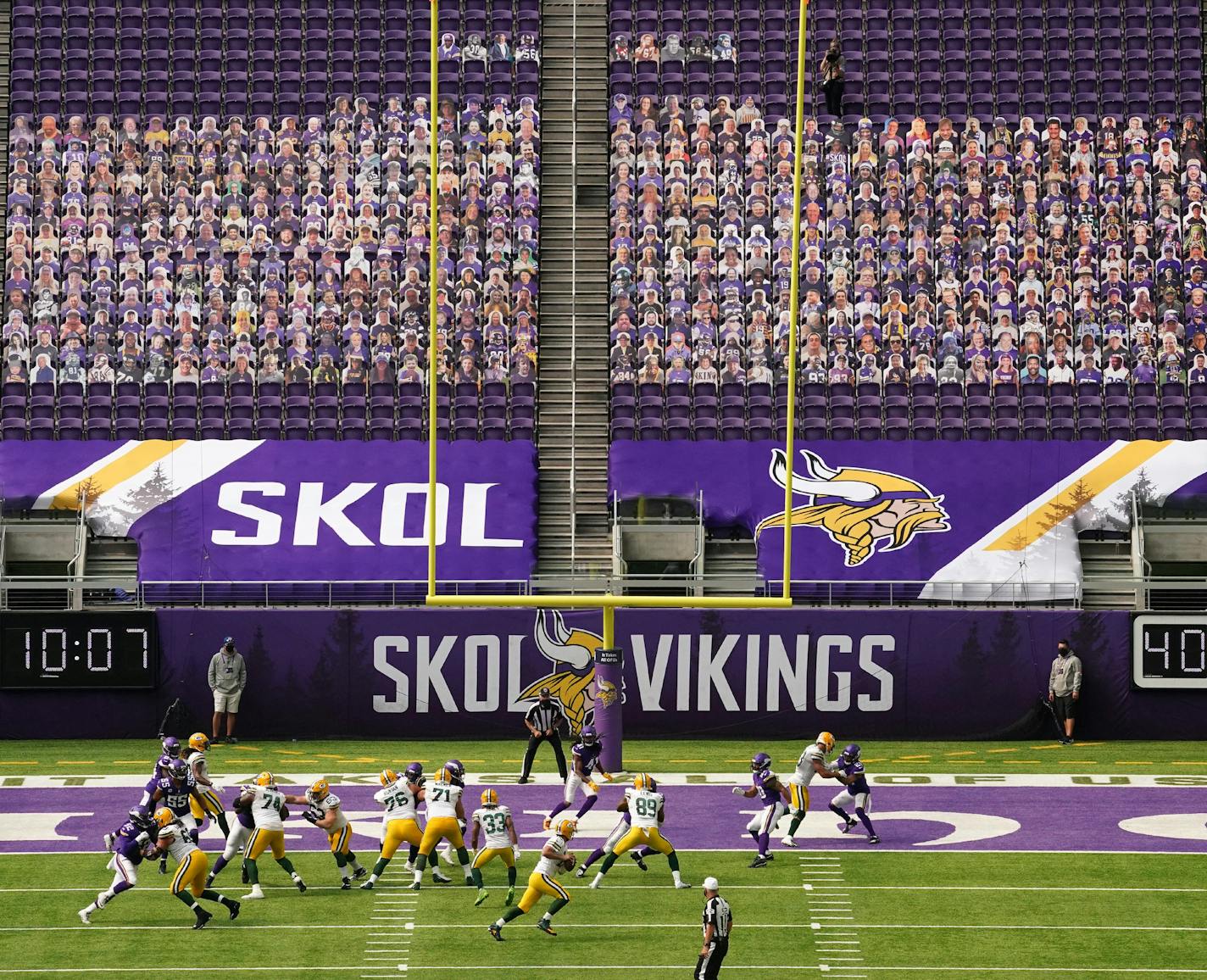 Green Bay Packers quarterback Aaron Rodgers (12) looked for an open receiver in the fourth quarter. ] ANTHONY SOUFFLE • anthony.souffle@startribune.com The Minnesota Vikings played the Green Bay Packers in their NFL season opener, sans fans to comply with regulations meant to slow the spread of COVID-19, Sunday, Sept. 13, 2020 at U.S. Bank Stadium in Minneapolis, Minn.