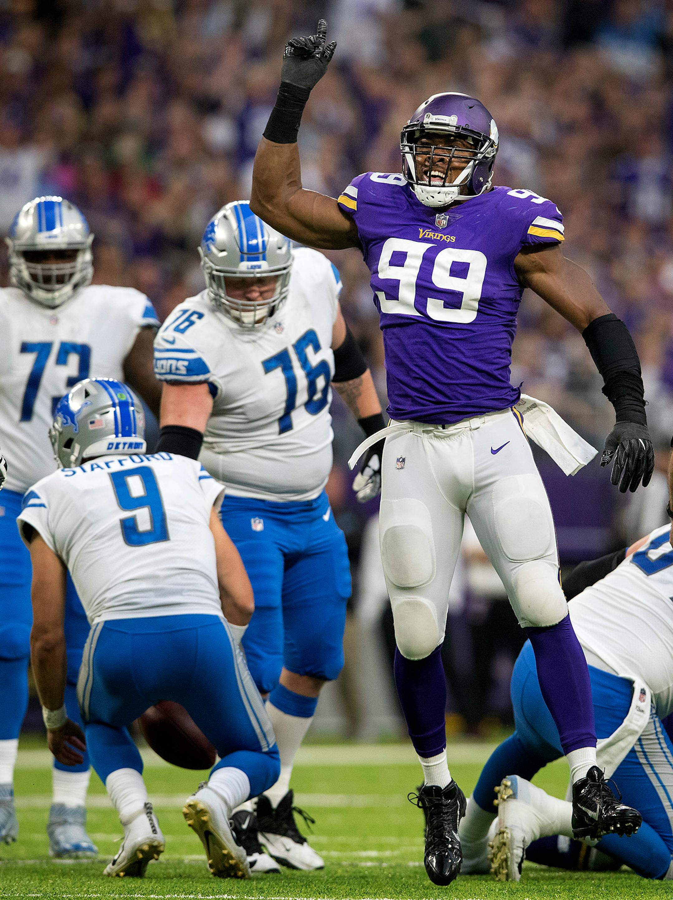 Danielle Hunter (99) celebrated after a sack in the first quarter.