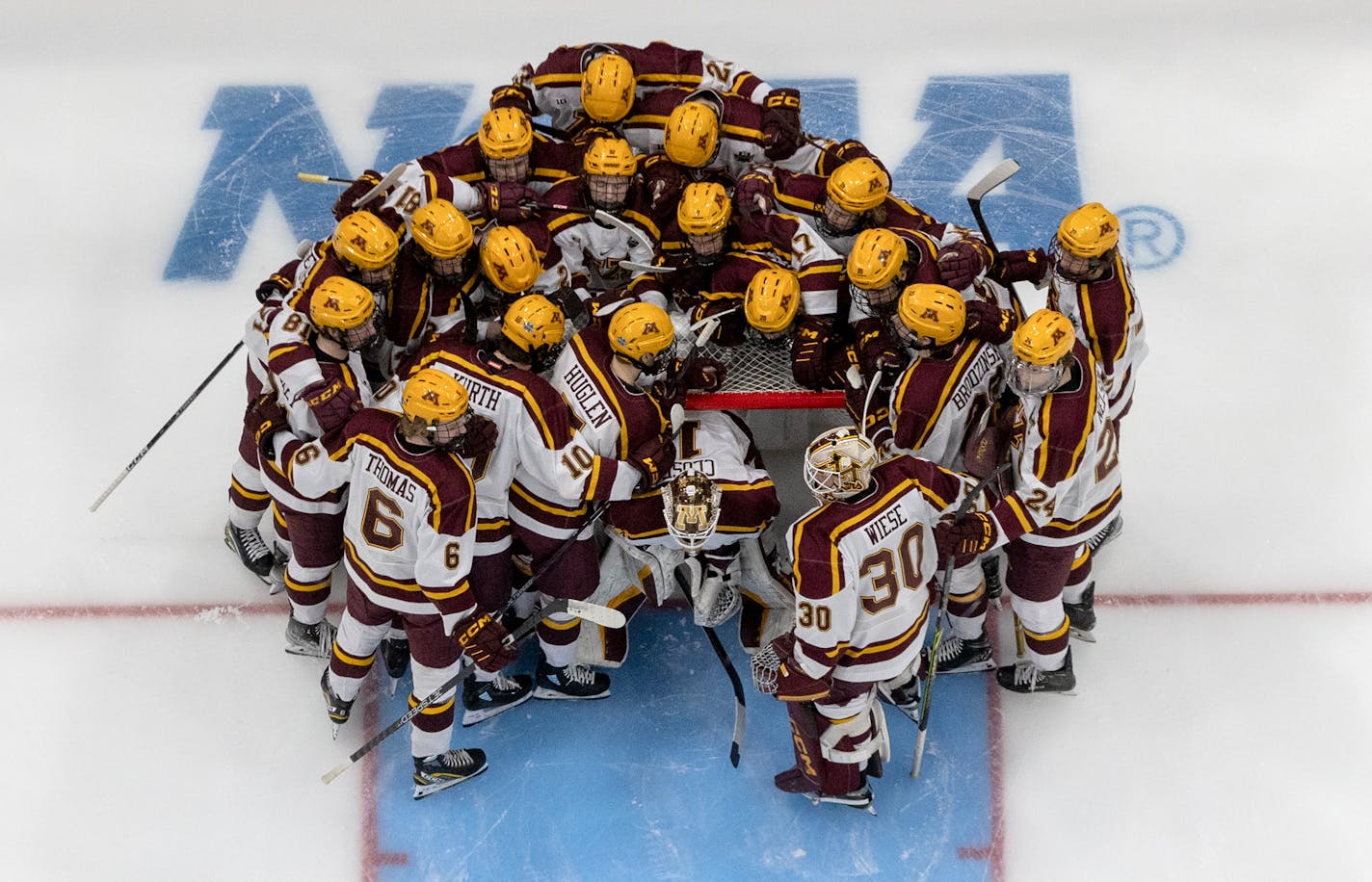 Minnesota huddles up around goalie Justen Close (1) before the start of the game Saturday, April 8, 2023, at Amalie Arena in Tampa, Fla. Minnesota Golden Gophers vs. Quinnipiac Bobcats in the finals of the NCAA Frozen Four. ] CARLOS GONZALEZ • carlos.gonzalez@startribune.com.