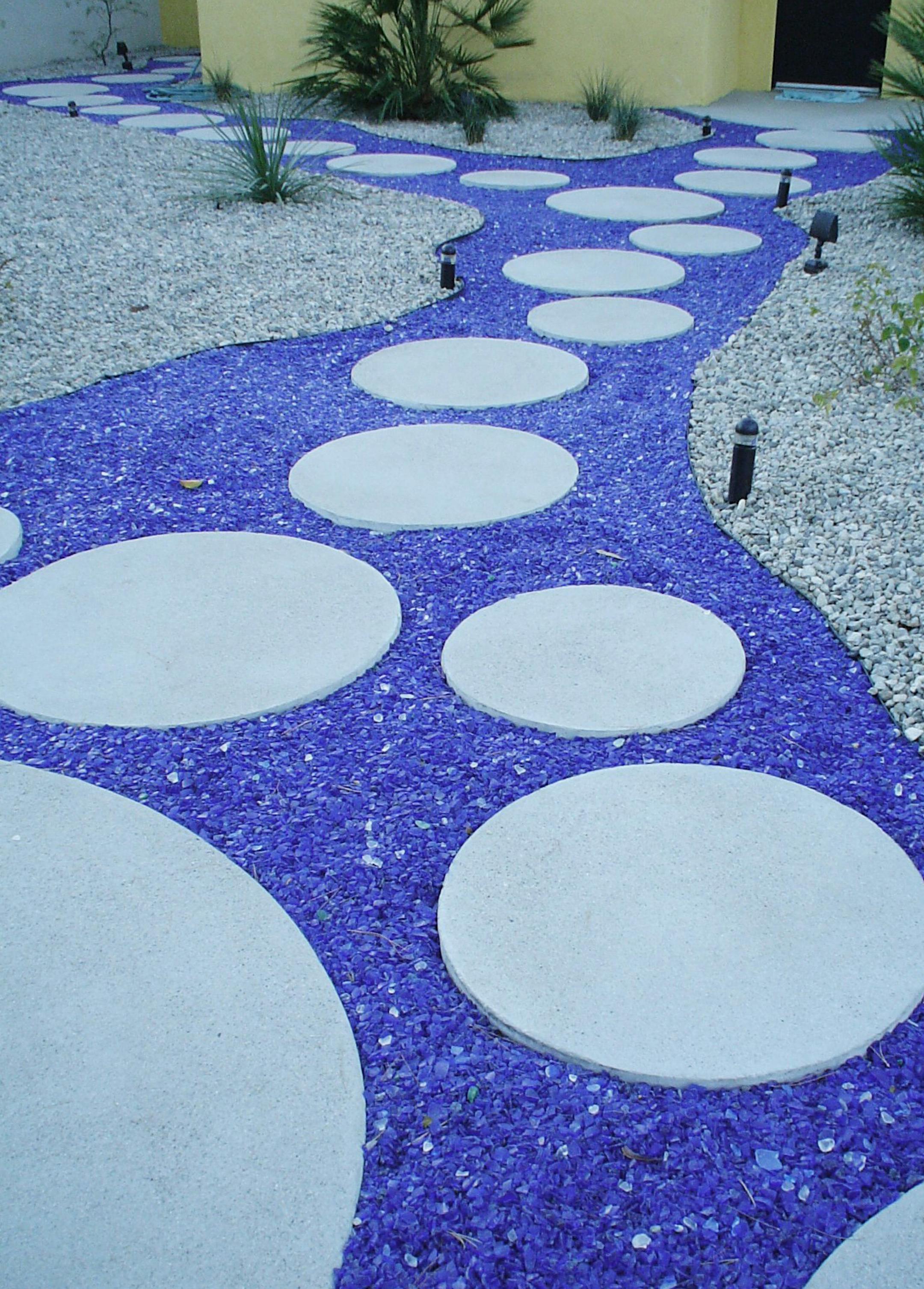 Round precast concrete steppers are set in a field of cobalt blue glass gravel for an exciting modern composition. (Maureen Gilmer/MCT) ORG XMIT: 1147296