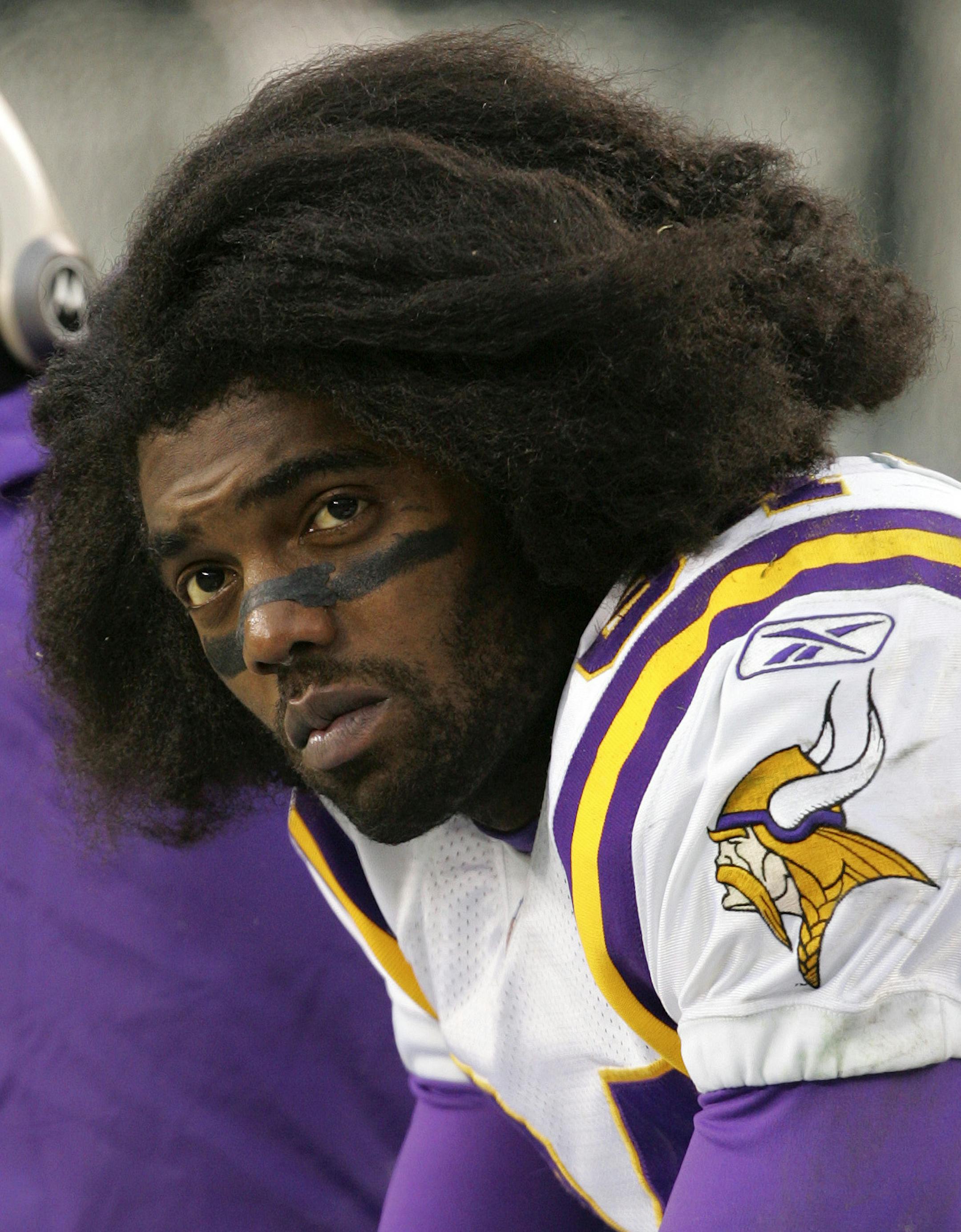 Philadelphia, PA 1/16/2005 - Vikings -vs- Eagles NFC Playoffs Brian Peterson/Star Tribune Vikings Randy Moss watches the time run out on the Vikings season, losing to the Eagles 27-14 ORG XMIT: MIN2015022319235741