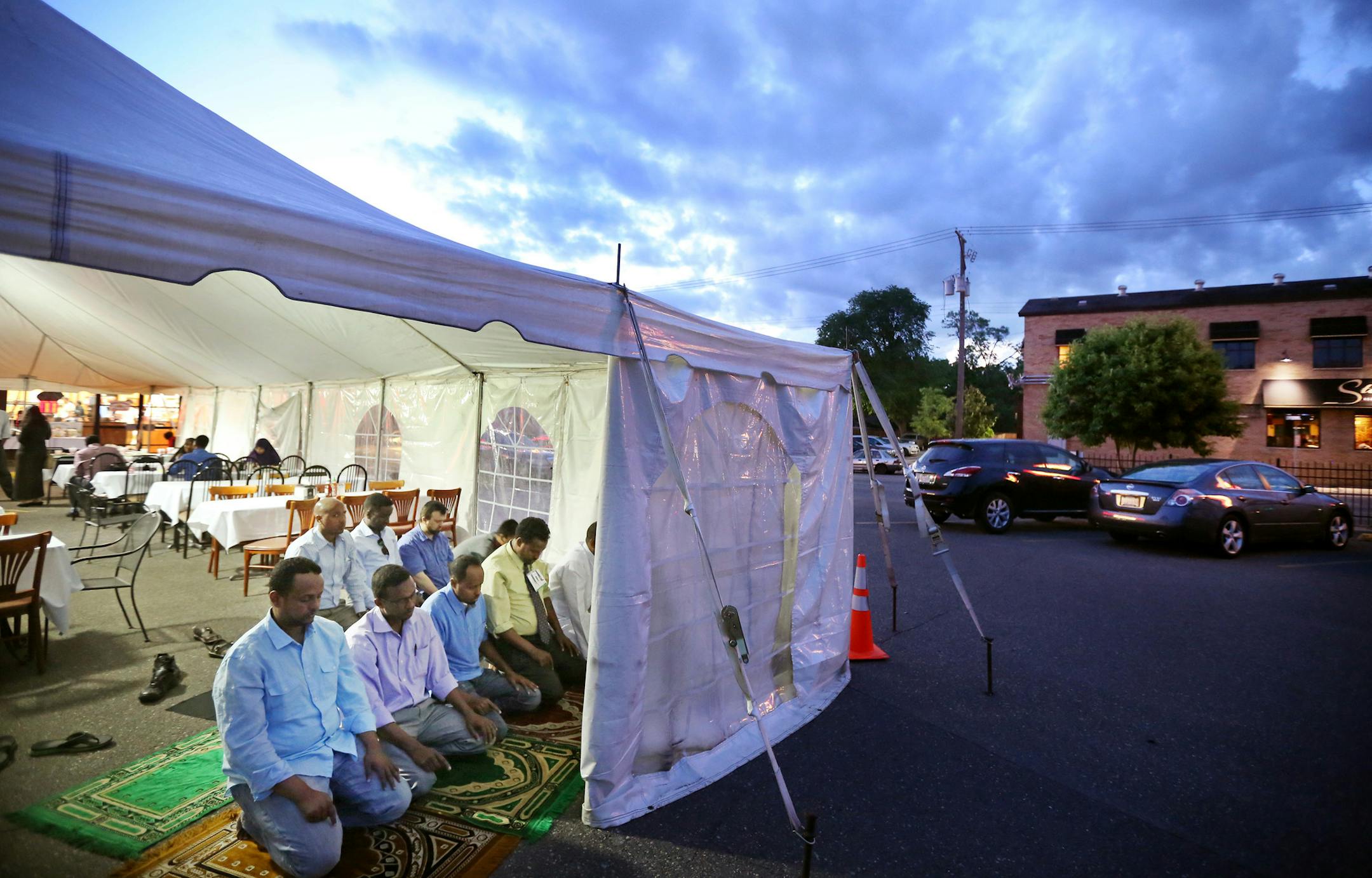 A group of Muslins prayed before breaking the fast during the Holy Month of Ramadan. The men gathered Saturday night at sunset with family and friends in a tent at Marina Grill and Deli in June 20,2015 in Minneapolis MN.] Jerry Holt/ Jerry.Holt@Startribune.com