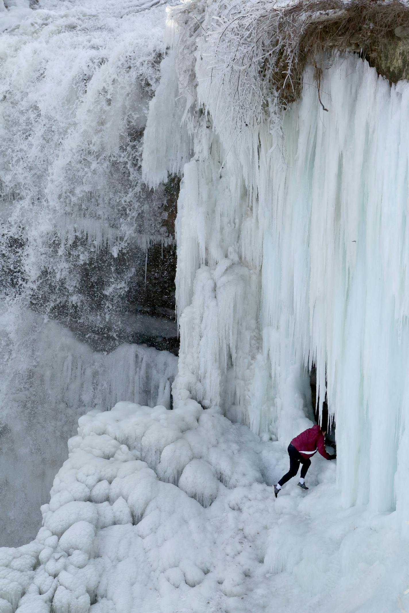 Thrill seekers risk limb if not life to get an up and close look at the partially frozen Minnehaha Falls Tuesday, Jan. 3, 2016, in Minneapolis, MN.](DAVID JOLES STARTRIBUNE)djoles@startribune.com Cold weather, really cold, is about to descend on the Twin Cities and outstate.