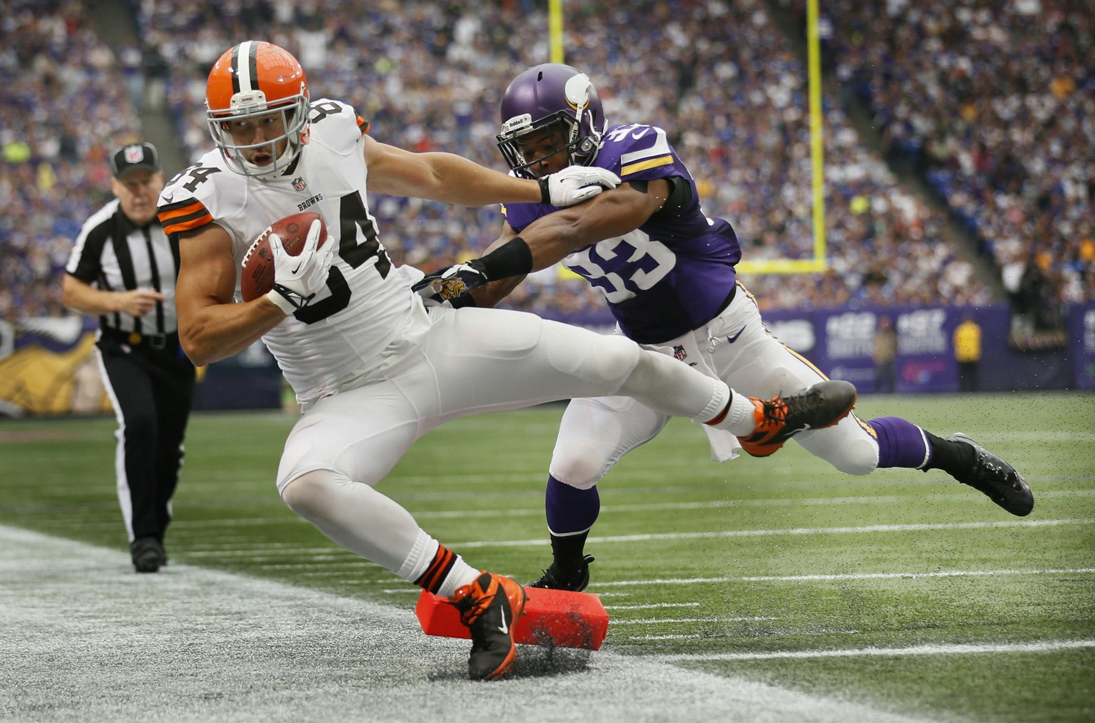 Cleveland Browns Jordan Cameron crossed the goalline for a TD on a fake field goal late in the 2nd quarter. Vikings Jamarca Sandford defends.