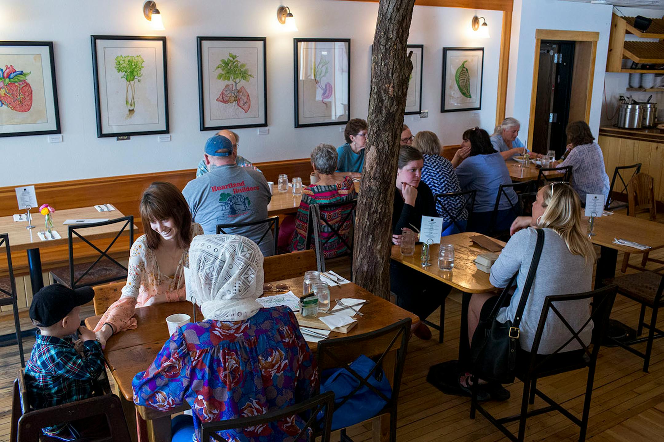 Customers sit for lunch at Driftless Cafe in Viroqua Wis. ] COURTNEY PEDROZA • courtney.pedroza@startribune.com June 22-24, 2017; Wisconsin restaurants, cafes, bars, bakeries and breweries; Dining along the Mississippi River.