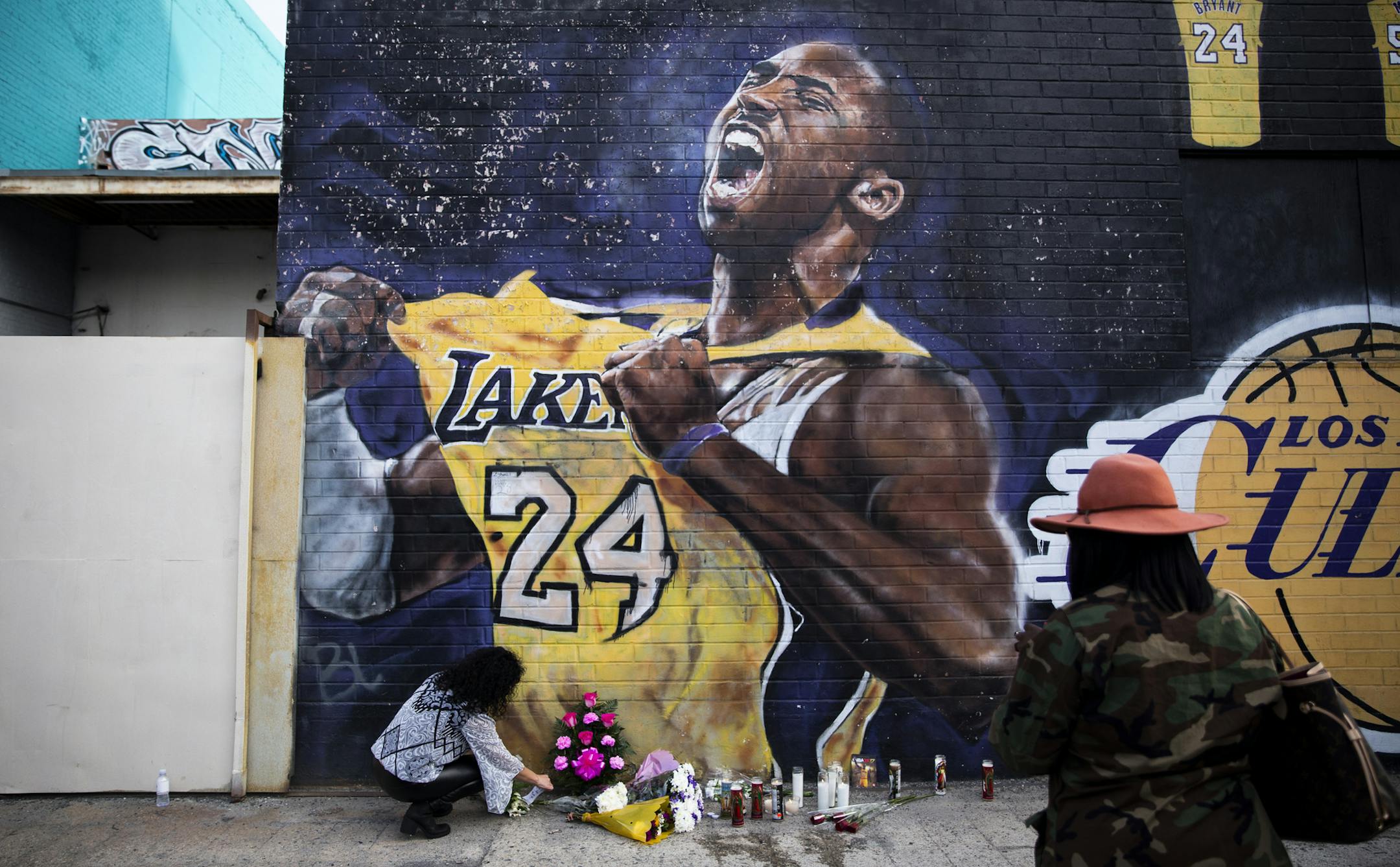 Mourners visit a mural of Kobe Bryant, the retired Los Angeles Lakers star, in downtown Los Angeles, Jan. 26, 2020. Bryant, 41, and his daughter Gianna died in a helicopter crash in Calabasas, Calif., on Sunday with seven others. (Jenna Schoenefeld/The New York Times)