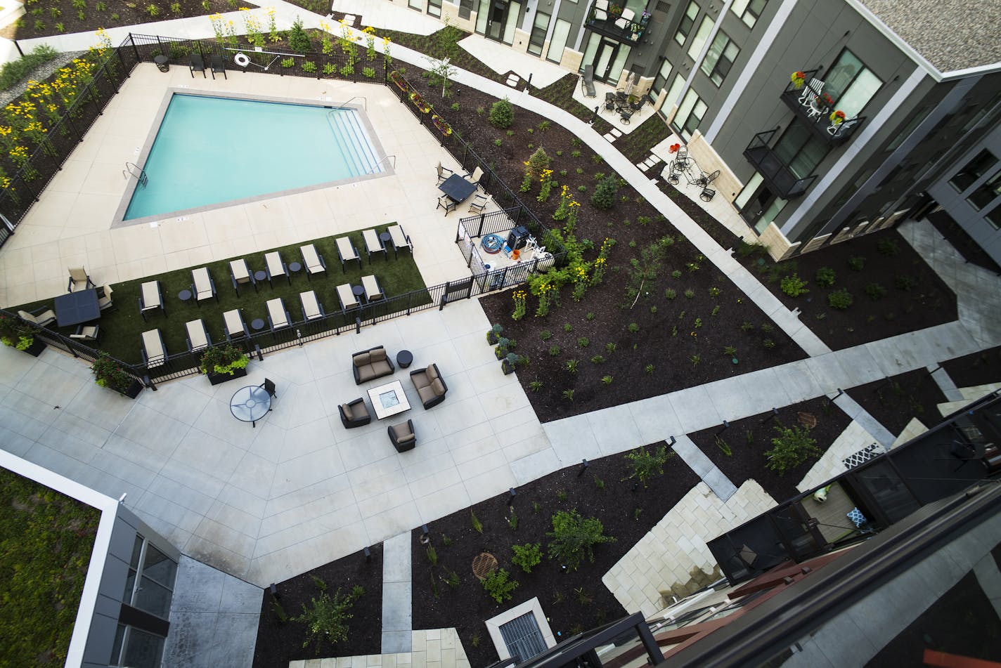 At One Southdale Apartments in Edina, the inner courtyard features a pool .] Richard Tsong-Taatarii/rtsong-taatarii@startribune.com ORG XMIT: MIN1507271317080223